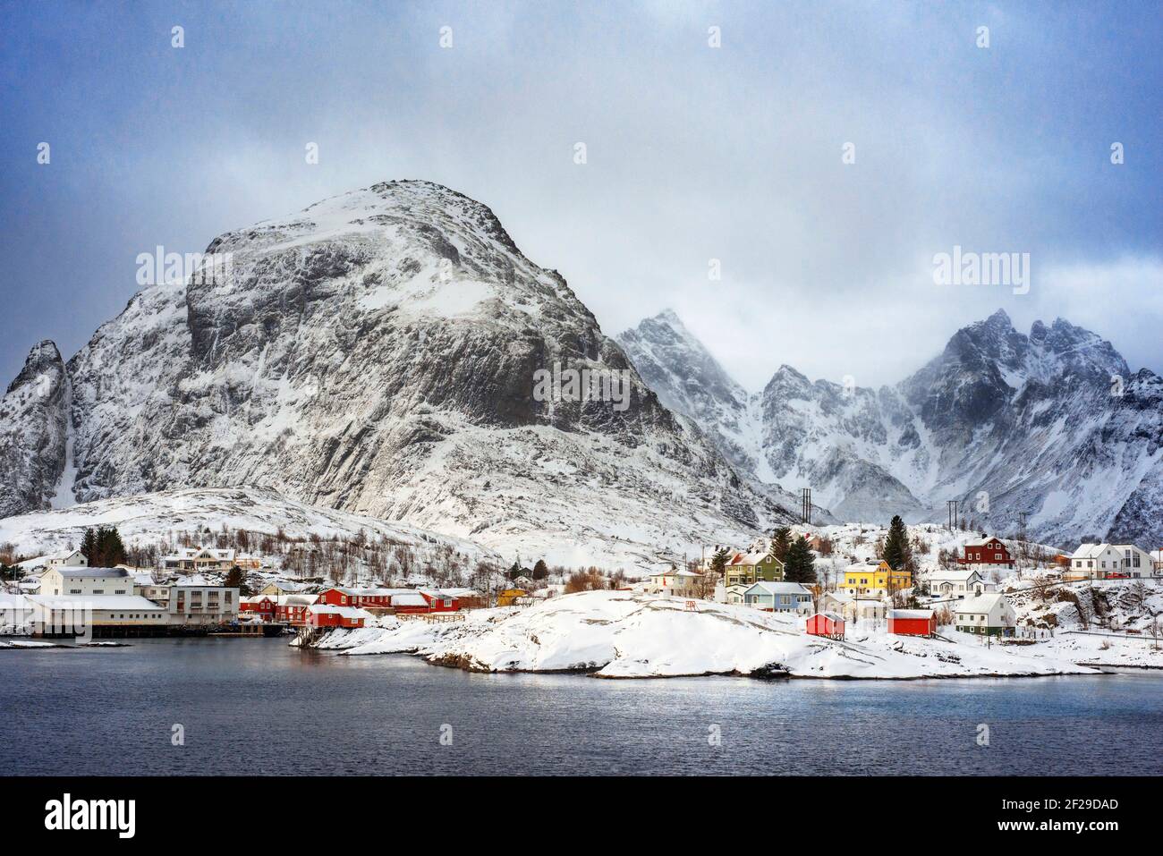 Paesaggio della neve al Norwegian Fishing Village Museum Å a Svolvaer Isole Lofoten Norvegia si trova il Norwegian Fishing Village Museum nel centr Foto Stock