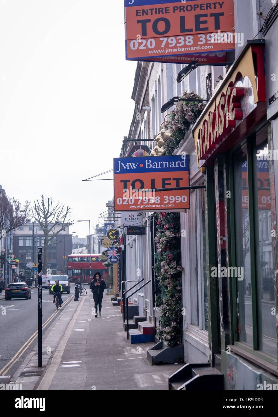 Londra- Marzo 2021: Shop to Let firma sul lato del commercio al dettaglio libero a Notting Hill, Londra ovest Foto Stock