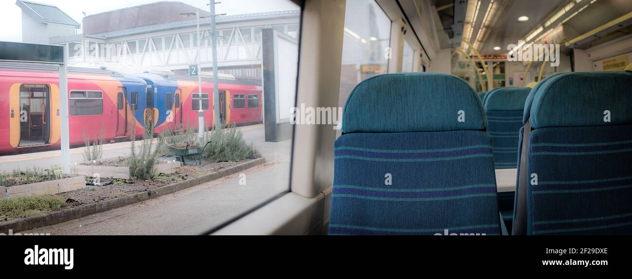 Dorking, UK- Marzo 2021: Interno del treno Southern Rail carrozza con posti a sedere vuoti Foto Stock