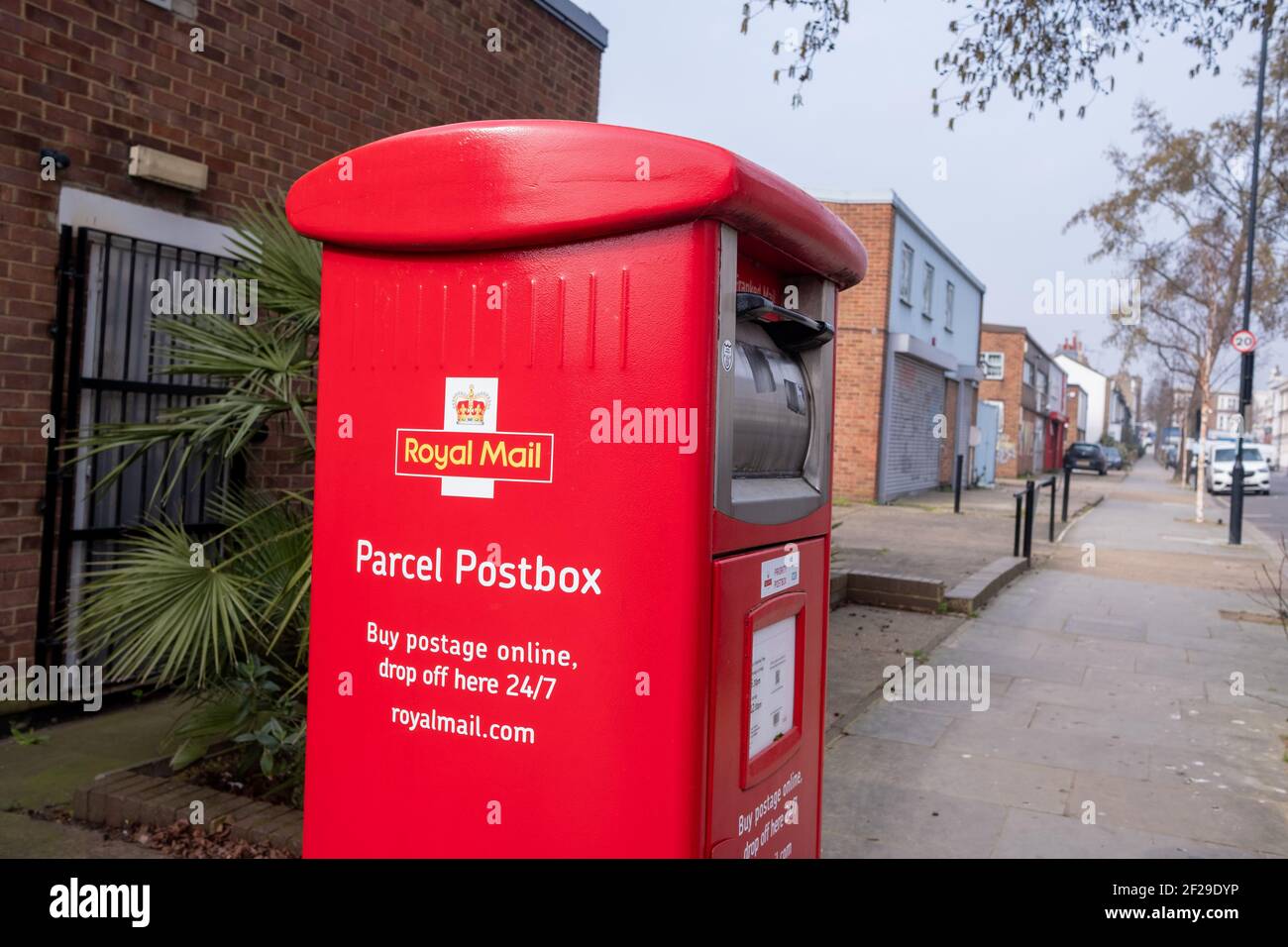 London- Royal Mail pacchi box sulla strada nella parte ovest di Londra Foto Stock