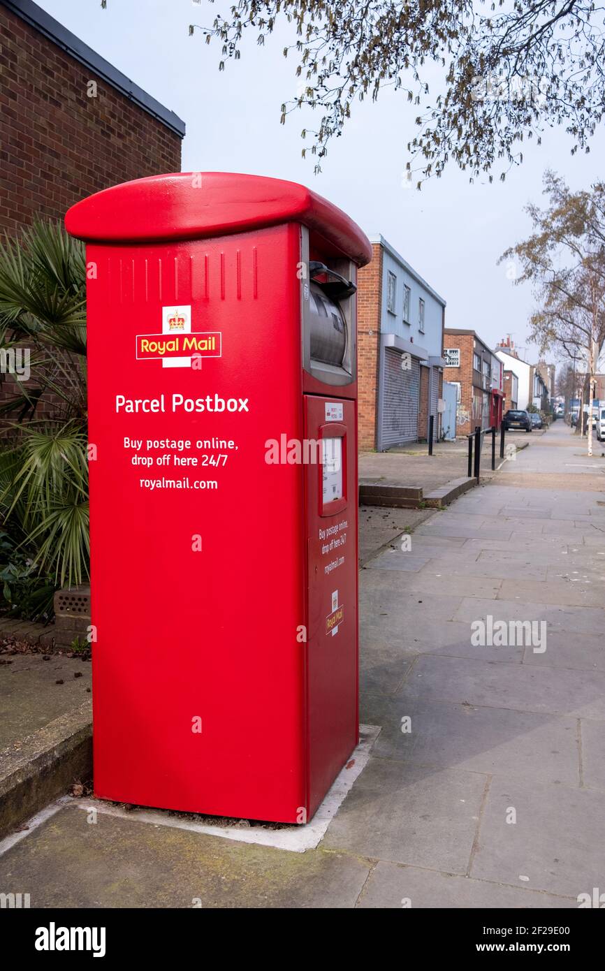 London- Royal Mail pacchi box sulla strada nella parte ovest di Londra Foto Stock