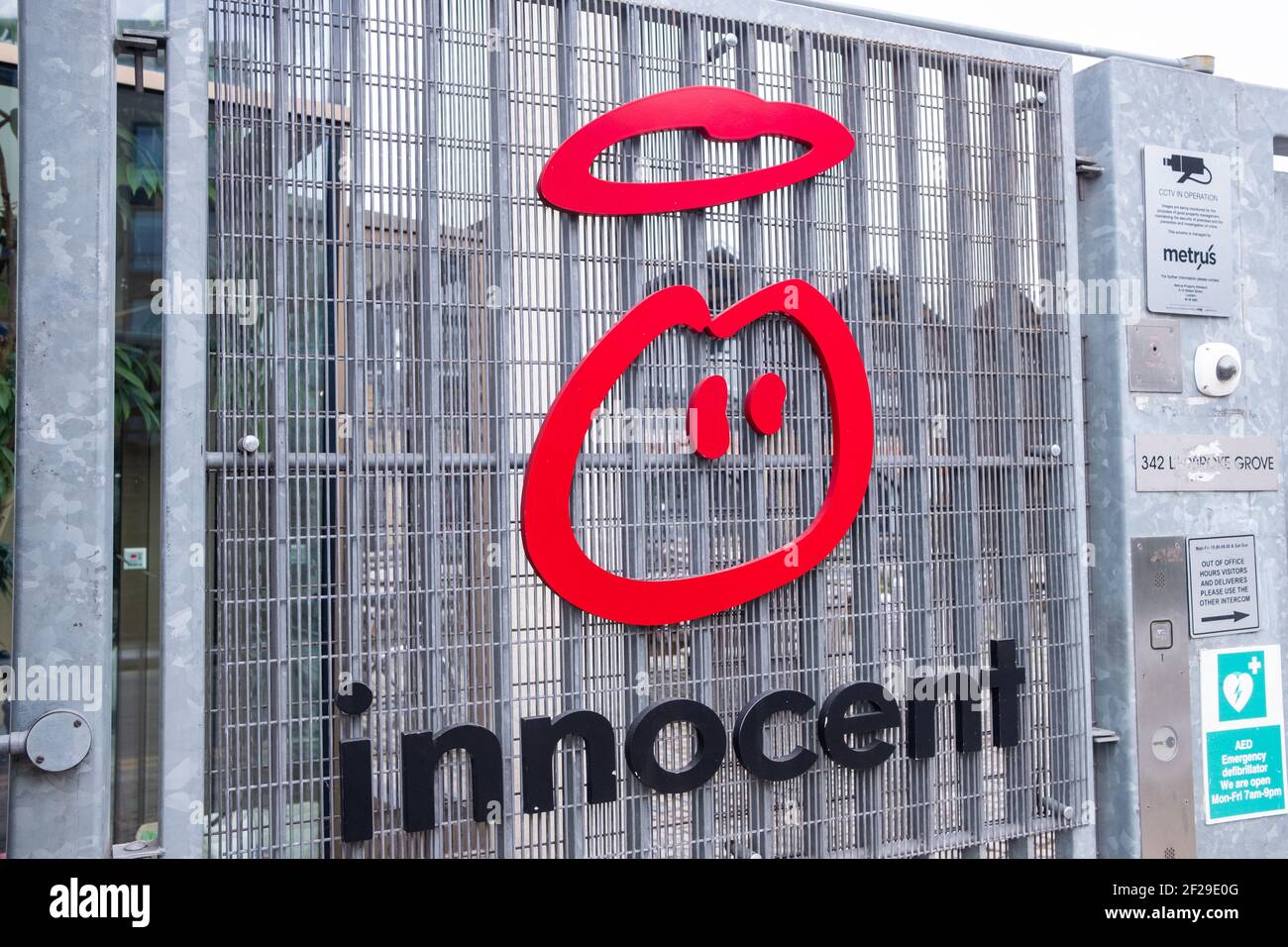 London- Innocent drink Company logo presso la loro sede centrale in Londra ovest Foto Stock