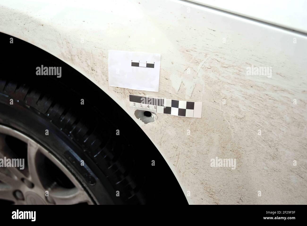 Foro nel corpo di un'auto prodotta dal impatto di un proiettile Foto Stock