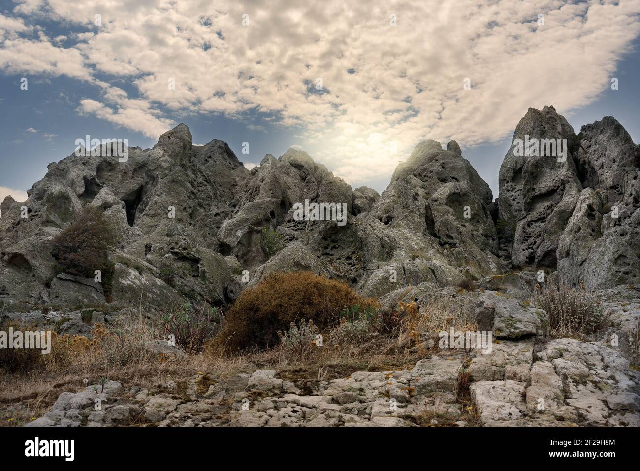 Una catena montuosa con rocce e cespugli sullo sfondo del mare e la baia di Moudros sull'isola di Lemnos in Grecia. Foto Stock