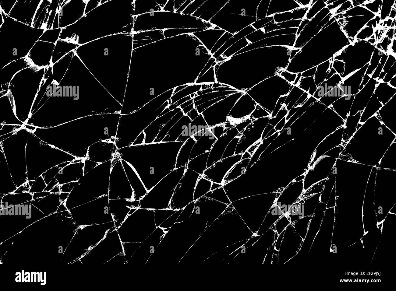 Immagini in bianco e nero. Vetro trasparente che si rompe su sfondo nero. Foto Stock