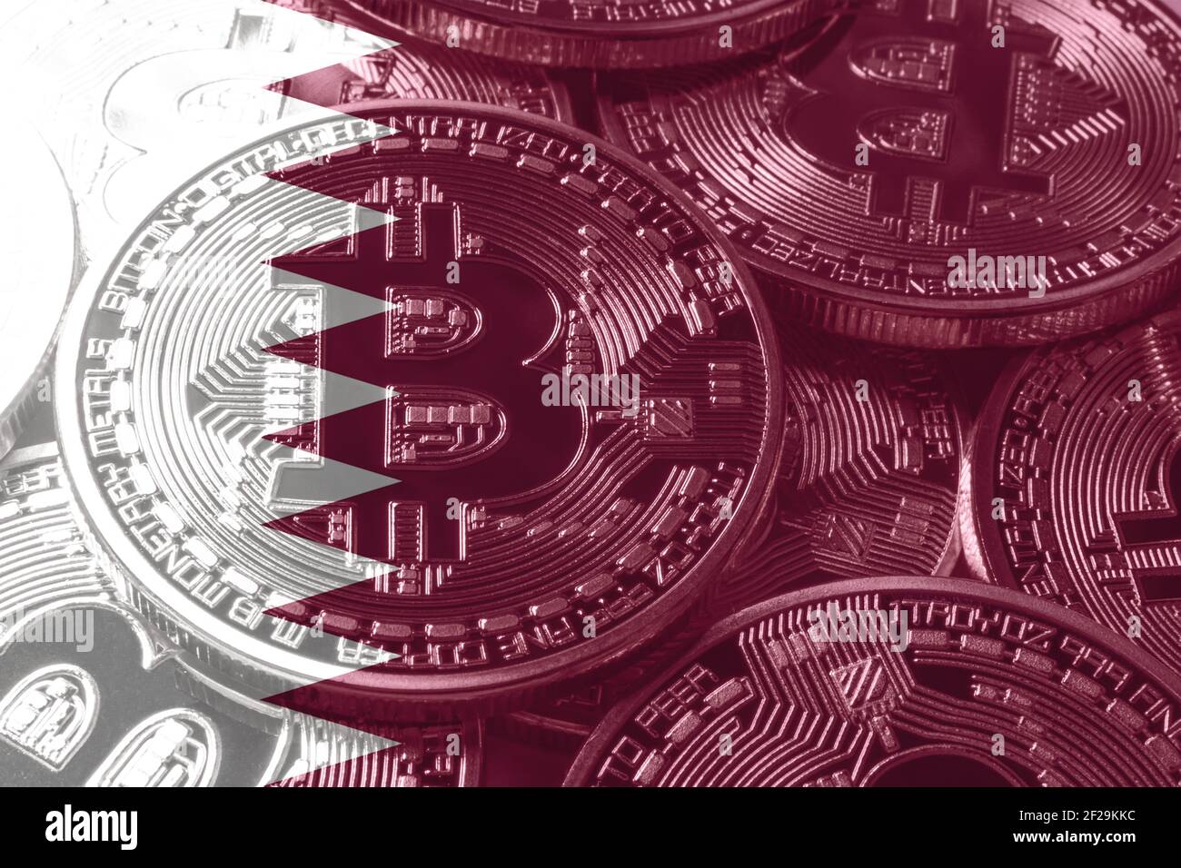 Bandiera del Qatar bitcoin, bandiera nazionale criptovaluta concetto sfondo nero Foto Stock