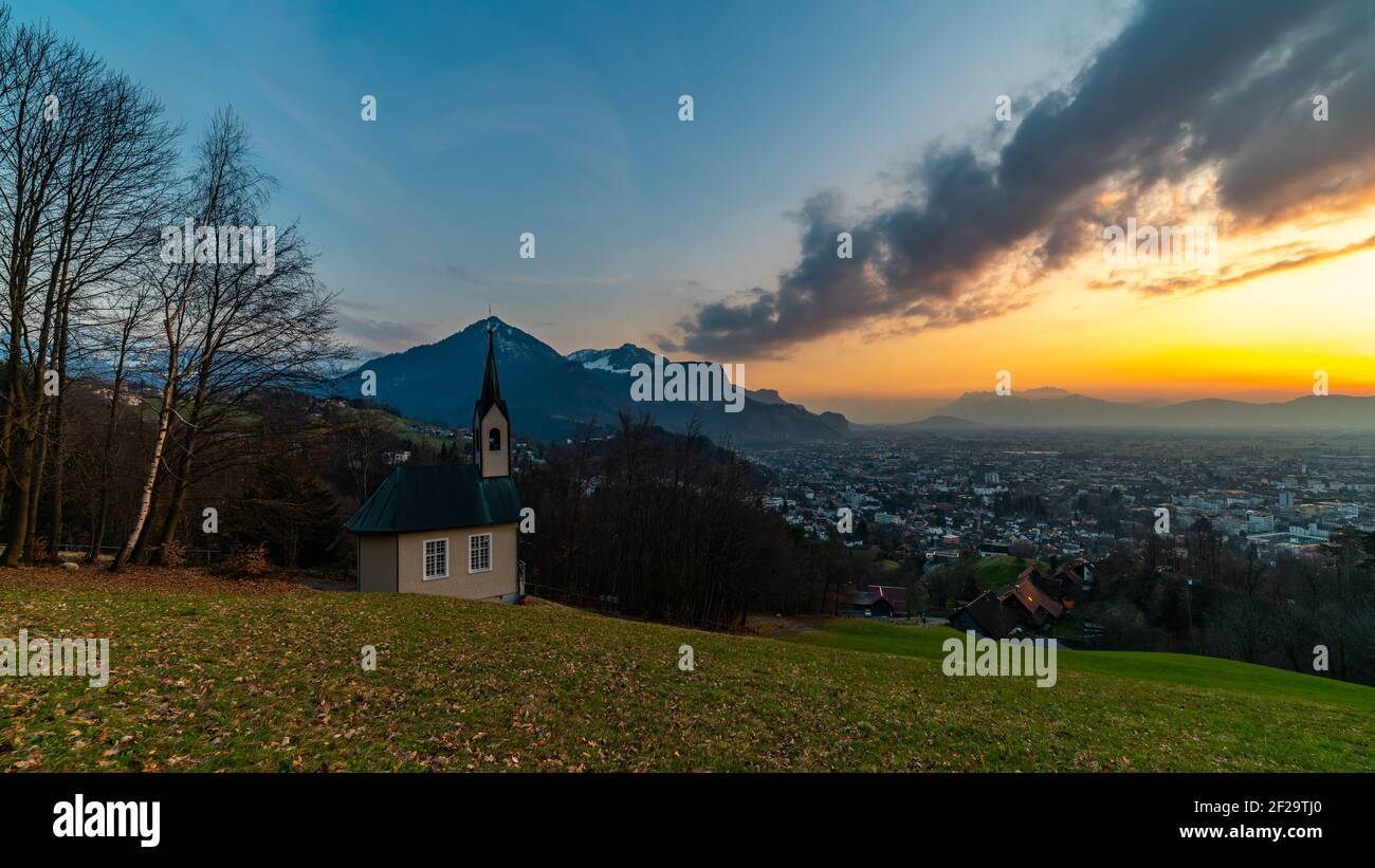 Splendido tramonto e bagliore a Dornbirn con nuvole che puntano verso la cappella Rhomberg, cielo colorato sulla valle del Reno, Staufenspitze, Säntis Foto Stock