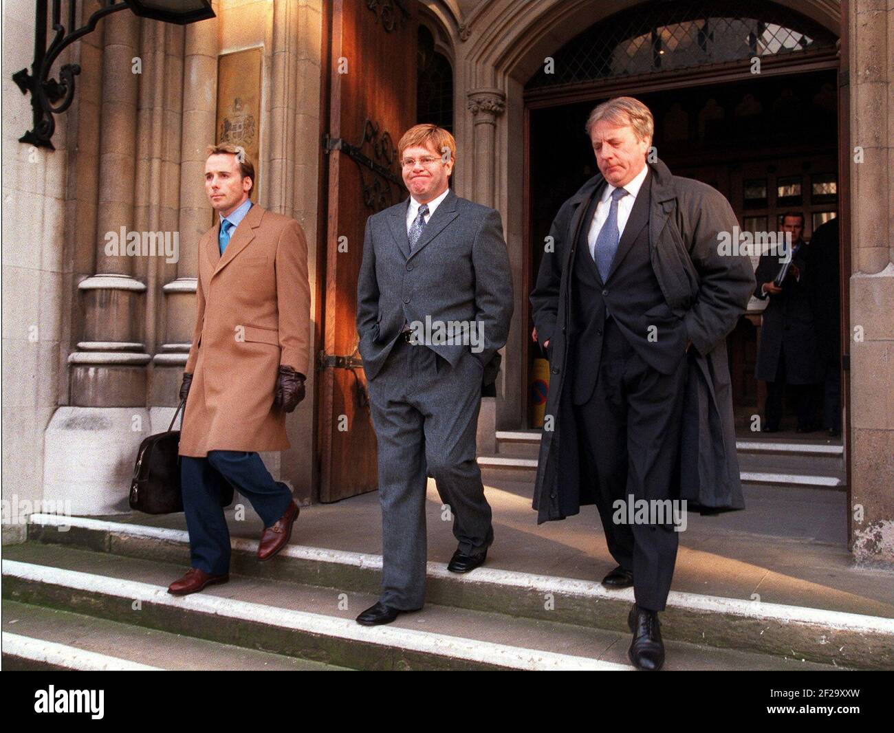 Sir Elton John e partner (sinistra) David arredare il 2000 novembre presso l'alta Corte Foto Stock