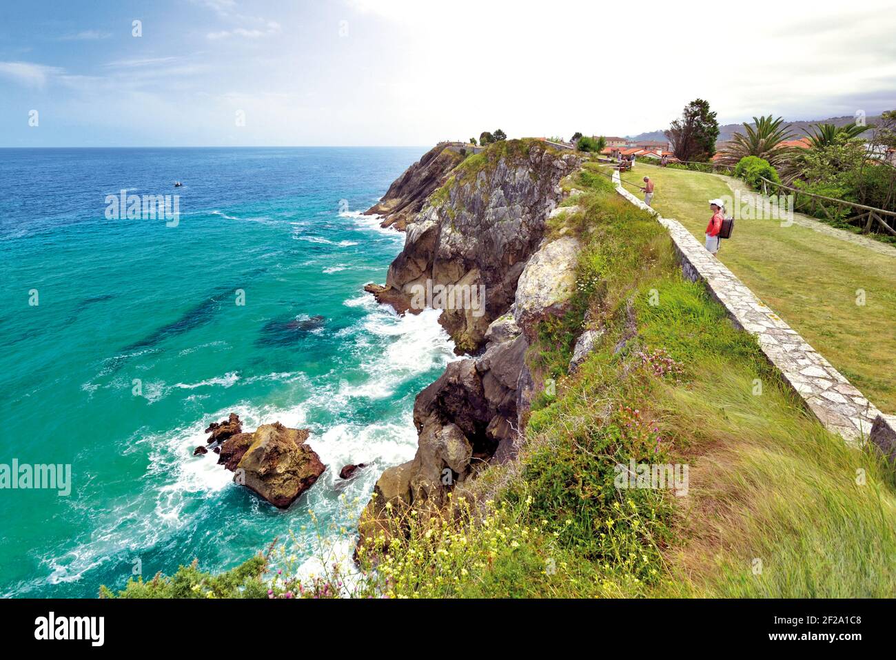 Donna con vista sulle scogliere e sull'oceano in un percorso di trekking costiero Foto Stock Donna con vista sulle scogliere e sull'oceano in un percorso di trekking costiero Foto Stock
