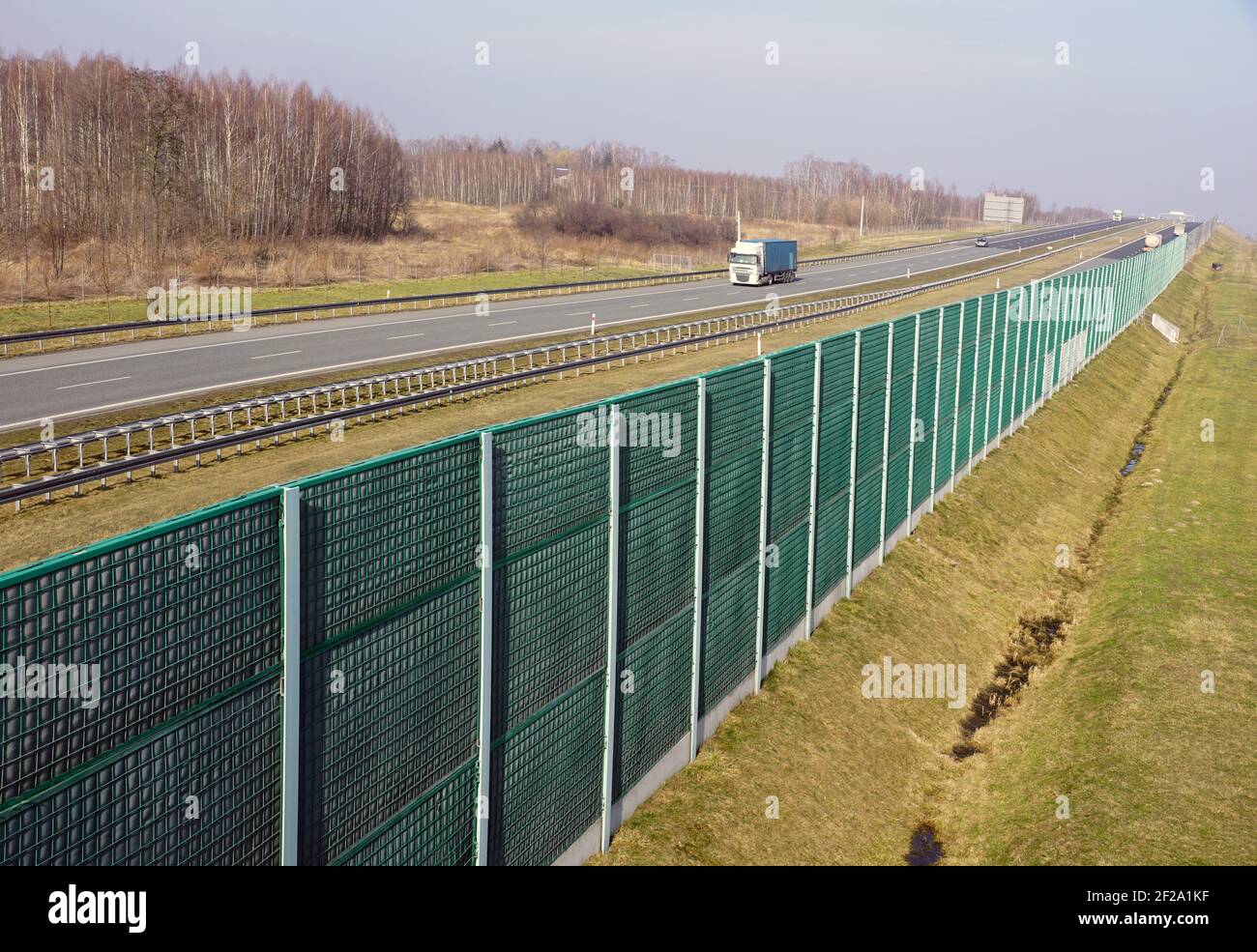 Alte barriere fonoassorbenti che separano l'autostrada dall'area residenziale. Noti anche come pannelli assorbenti, soundbar, barriere antirumore, ecc. Foto Stock