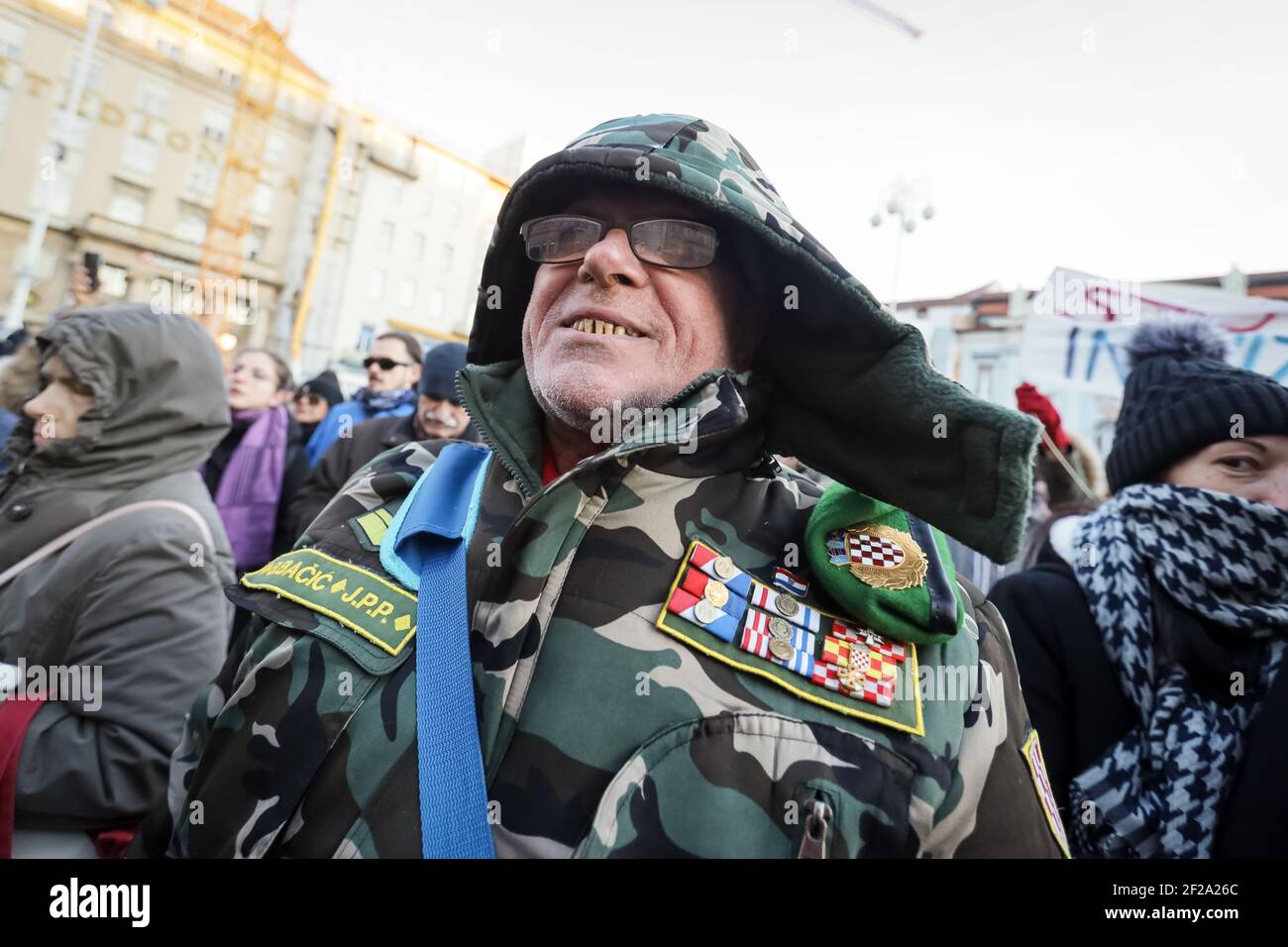 Una protesta contro l'attuale governo e le misure di Si è tenuto il quartier generale della protezione civile per il coronavirus pandemico Ban Josip Jelacic Foto Stock