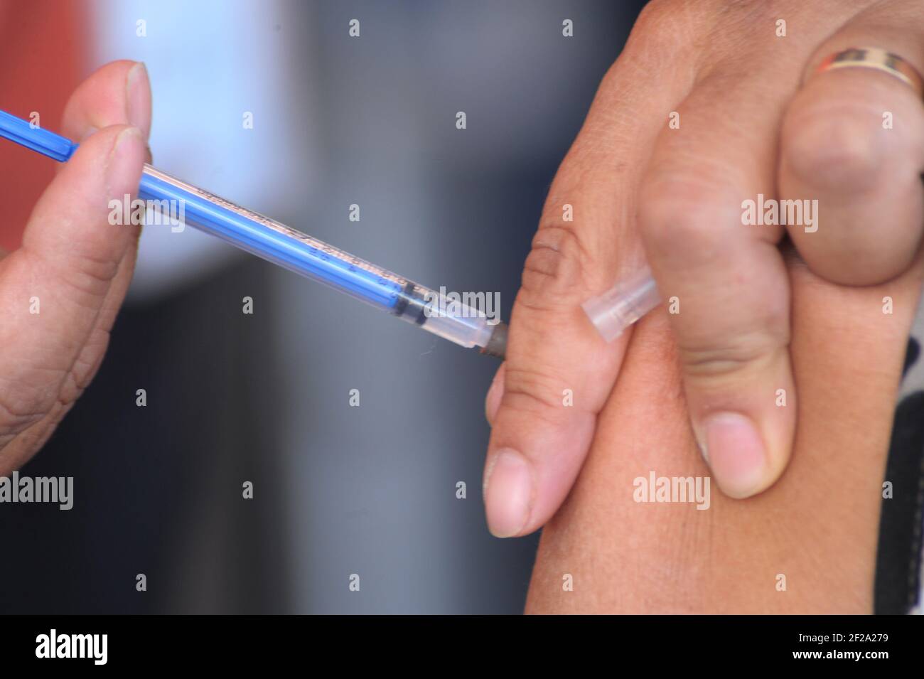 Non esclusivo: QUERETARO, MESSICO - MARZO 10: Un anziano riceve una dose di vaccino Pfizer, durante un programma nazionale di vaccinazione per immunizzare gli anziani o Foto Stock