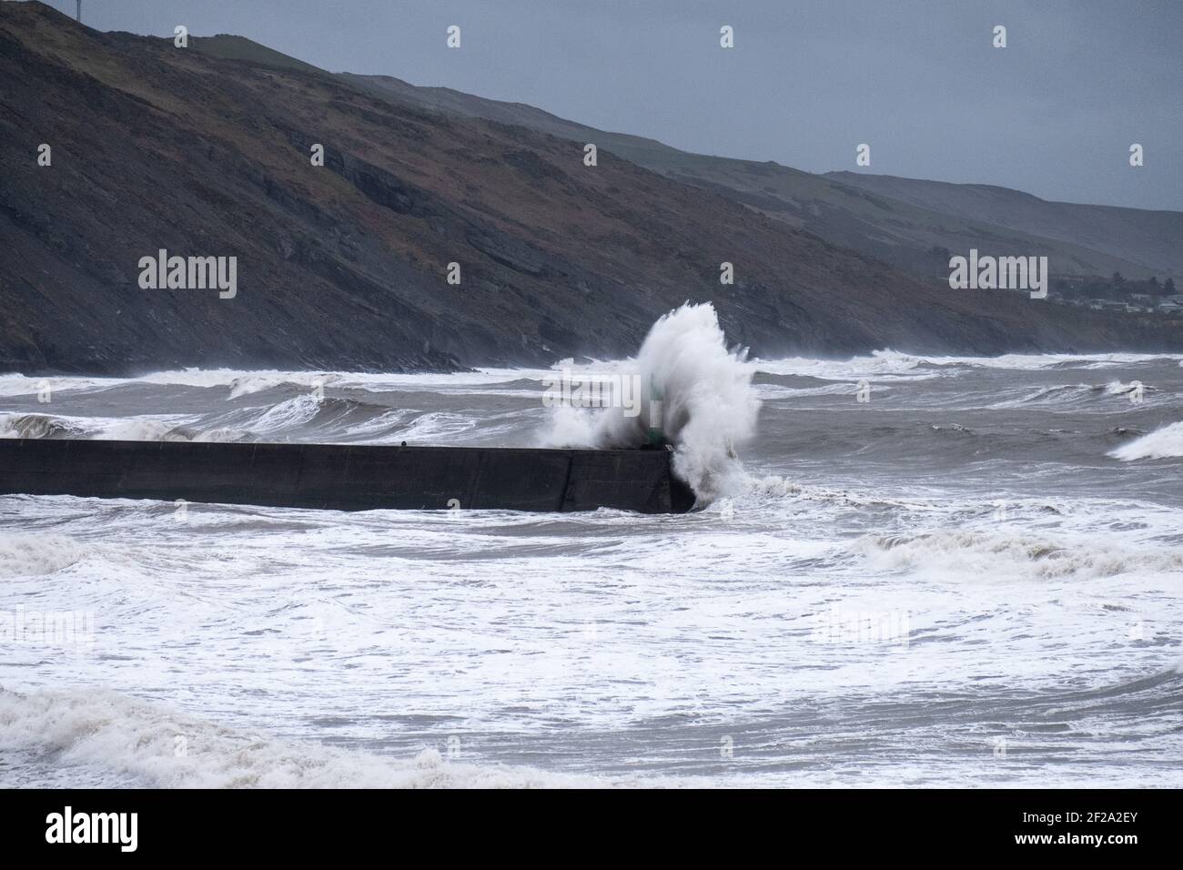 Aberystwyth, Ceredigion, Galles, Regno Unito. 11 Marzo 2021 tempo in Gran Bretagna. Un enorme rigonfio e venti potenti creano grandi onde che batte la città costiera di Aberystwyth. © Rhodri Jones/Alamy Live News Foto Stock