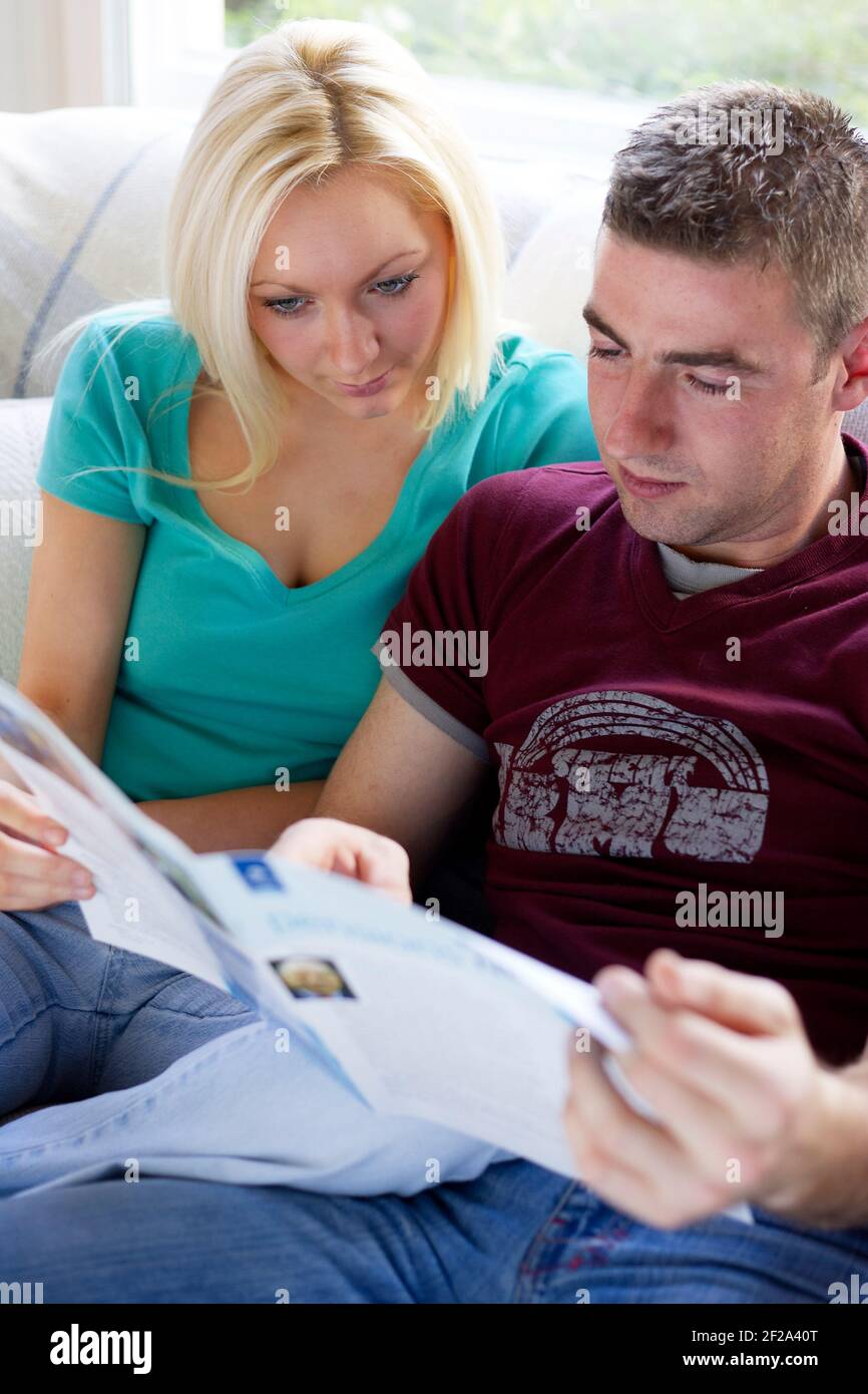 Coppia in cerca di un piano pensionistico Foto Stock