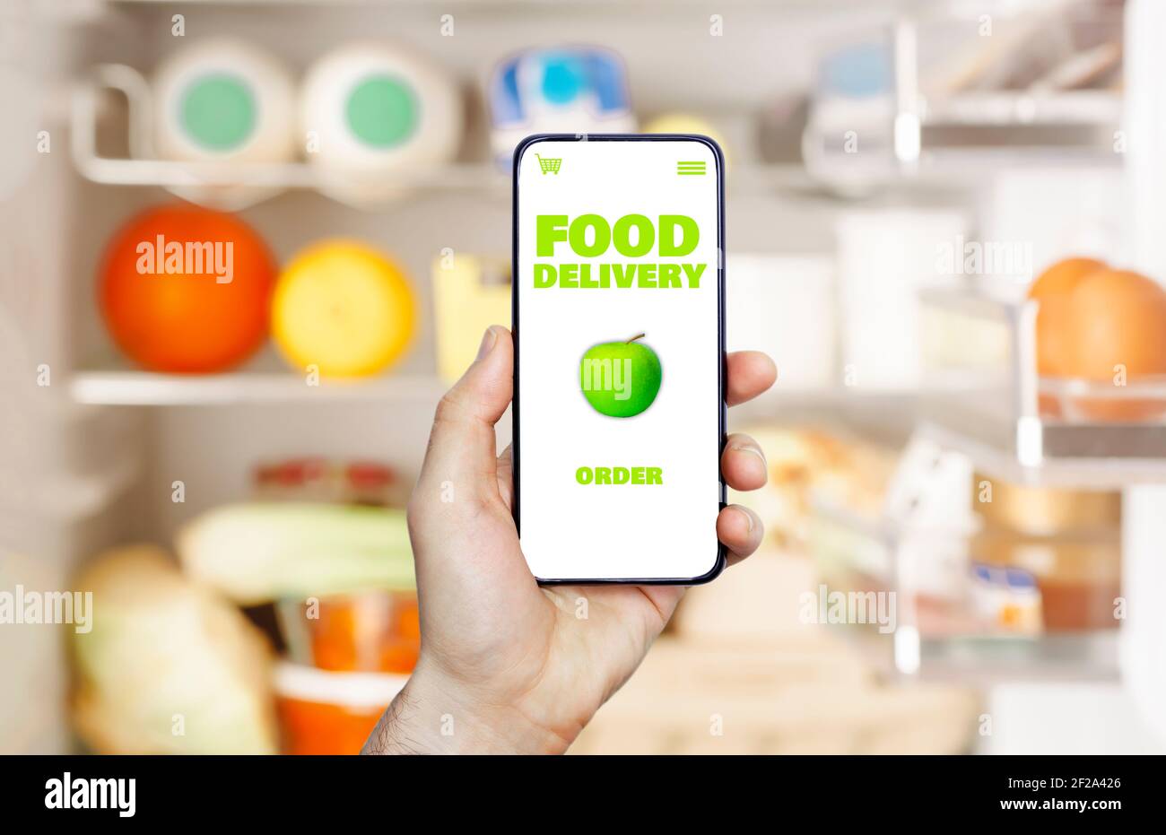 Applicazione online per la consegna di alimenti su un telefono cellulare. Servizio di mercato alimentare in smartphone. Concetto di base per la consegna di generi alimentari. Foto di alta qualità Foto Stock