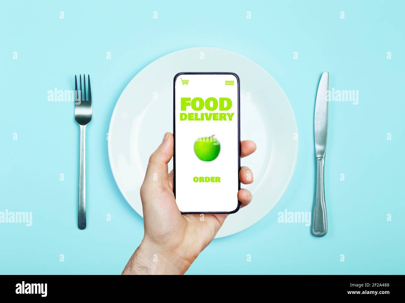 Applicazione online per la consegna di alimenti su un telefono cellulare. Servizio di mercato alimentare in smartphone. Concetto di base per la consegna di generi alimentari. Foto di alta qualità Foto Stock