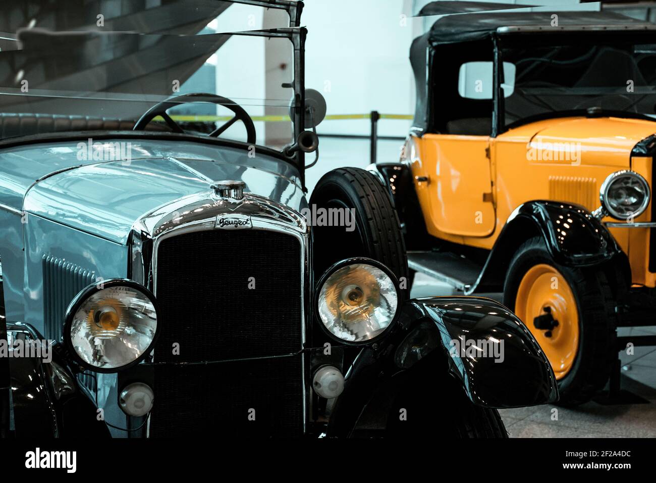 4 giugno 2019, Mosca, Russia: Vista laterale di Peugeot 172 R (blu) 1926, Peugeot 5CV (giallo) 1925. Classiche auto retrò degli anni '20. Foto Stock