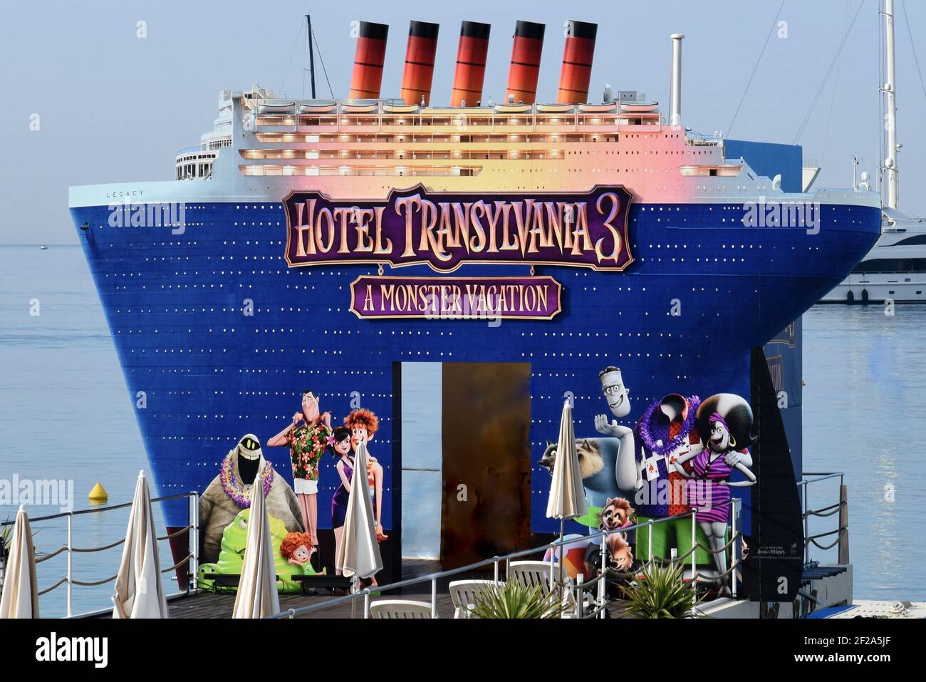 Francia, Cannes, durante il Film Festival, advertising decoration per il film Hotel Trasilvania 3 di Genny Tartakosky in cui i mostri vanno in crociera. Foto Stock