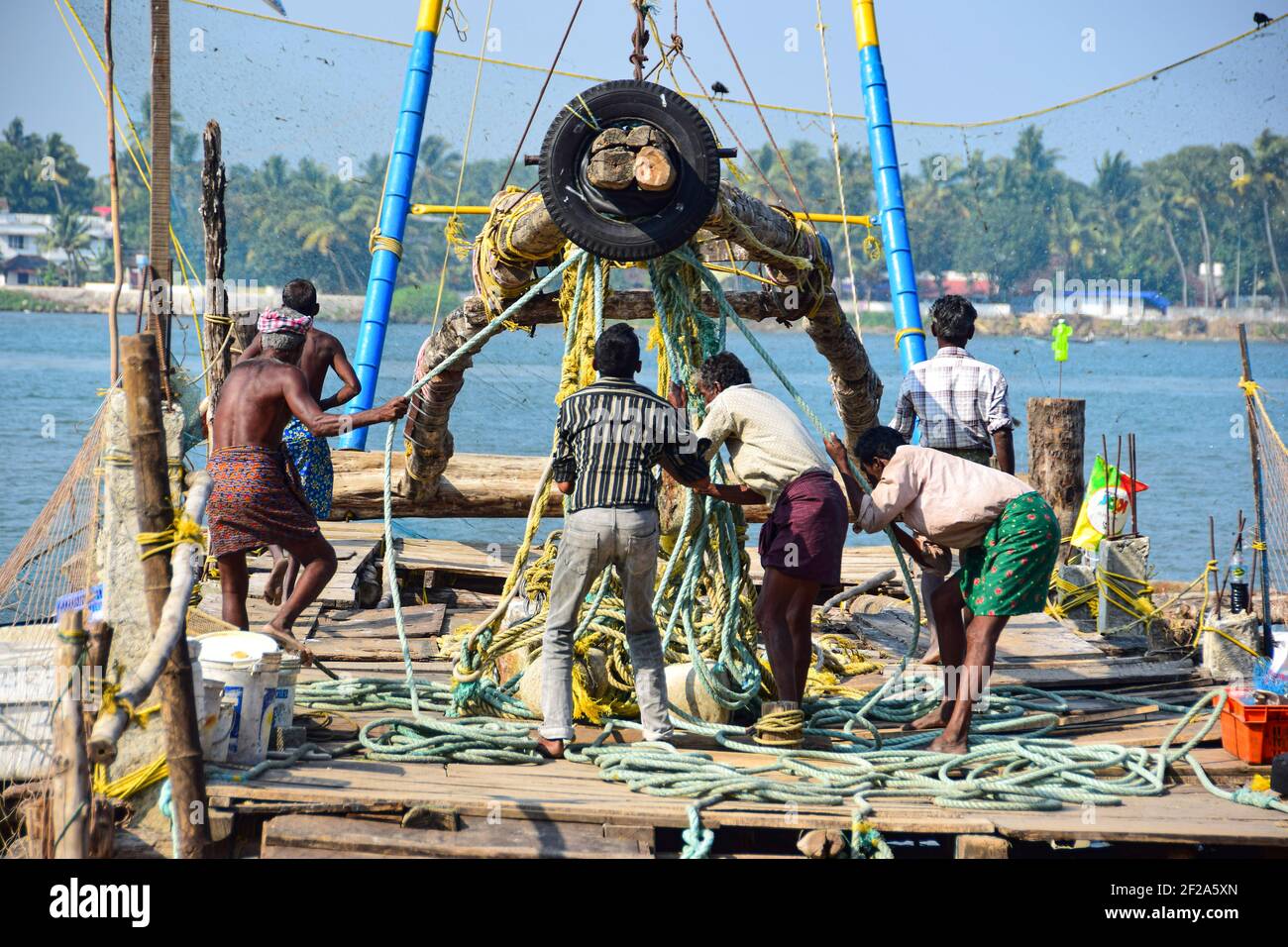 Pescatori indiani, reti da pesca cinesi, Kochi, Cochin, Kerala, India Foto Stock