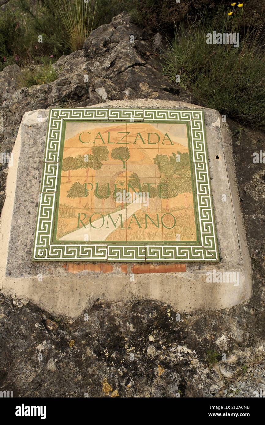 Calzeda Romano (strada romana) insegna in piastrelle, vicino a Canillas de Ambaida, Andalusia, Spagna. Foto Stock
