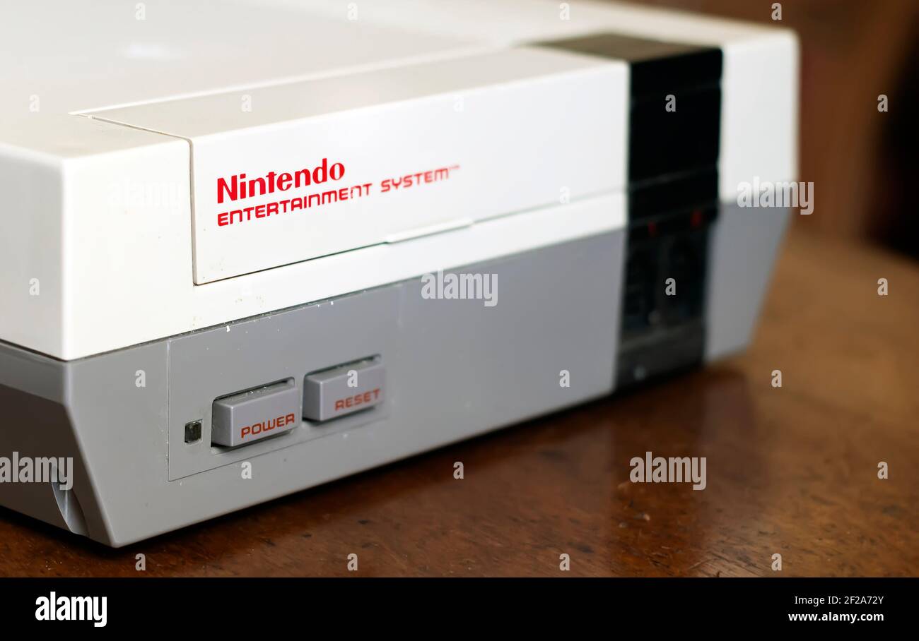 Roma, Italia, 23 dicembre 2020: Una classica console per videogiochi Nintendo Entertainment System. tecnologia a 8 bit. Videogiochi negli anni '90 Foto Stock