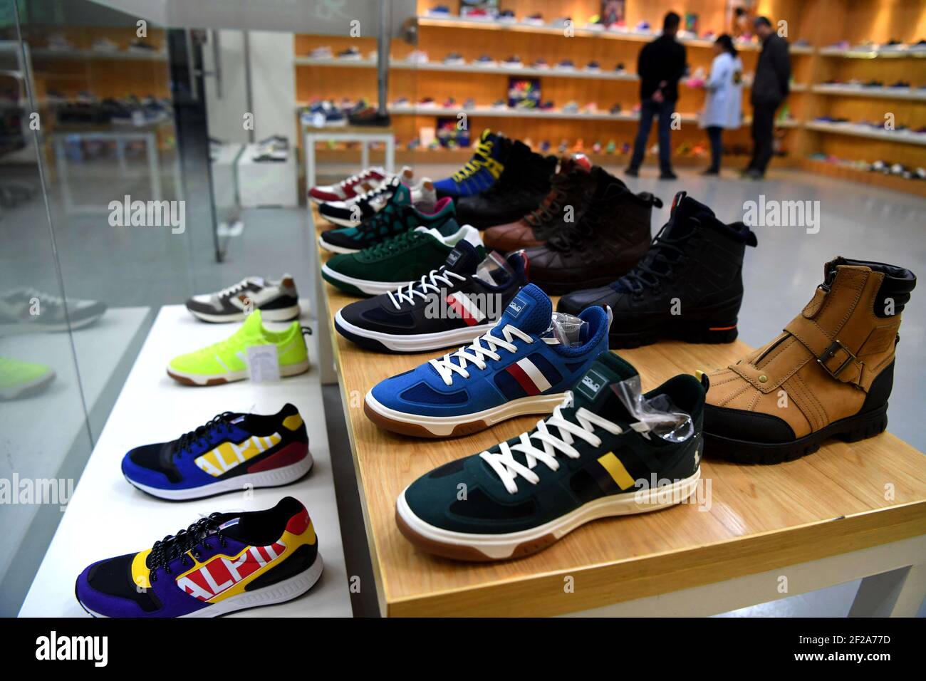 La foto non datata mostra le scarpe sportive realizzate a Putian presso la  Xinlu Sporting Goods Company a Putian City, nella provincia di Fujian,  nella Cina sudorientale. (Foto di /ChinaImages/Sipa USA Foto