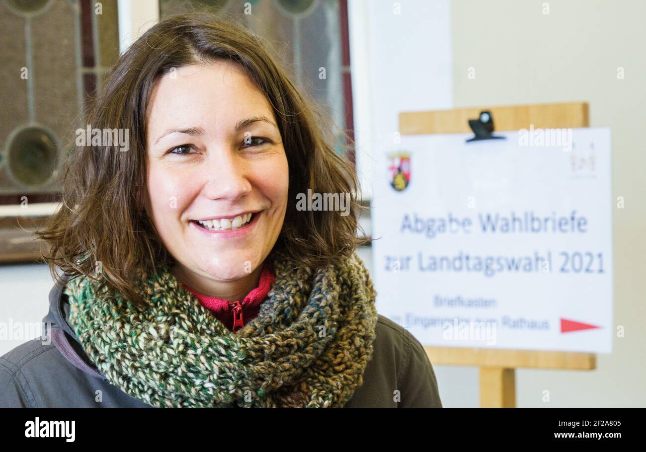 Speyer, Germania. 11 Marzo 2021. Anne Spiegel (Bündnis 90/Die Grünen), Ministro della Famiglia e dell’ambiente, nonché candidato alle elezioni parlamentari statali del 2021, si trova di fronte a un cartello con le istruzioni per consegnare i voti assenti al municipio. Spiegel ha votato per scrutinio postale presso il municipio della cattedrale. Le elezioni statali in Renania-Palatinato si terranno il 14 marzo 2021. Credit: Andreas Arnold/dpa/Alamy Live News Foto Stock