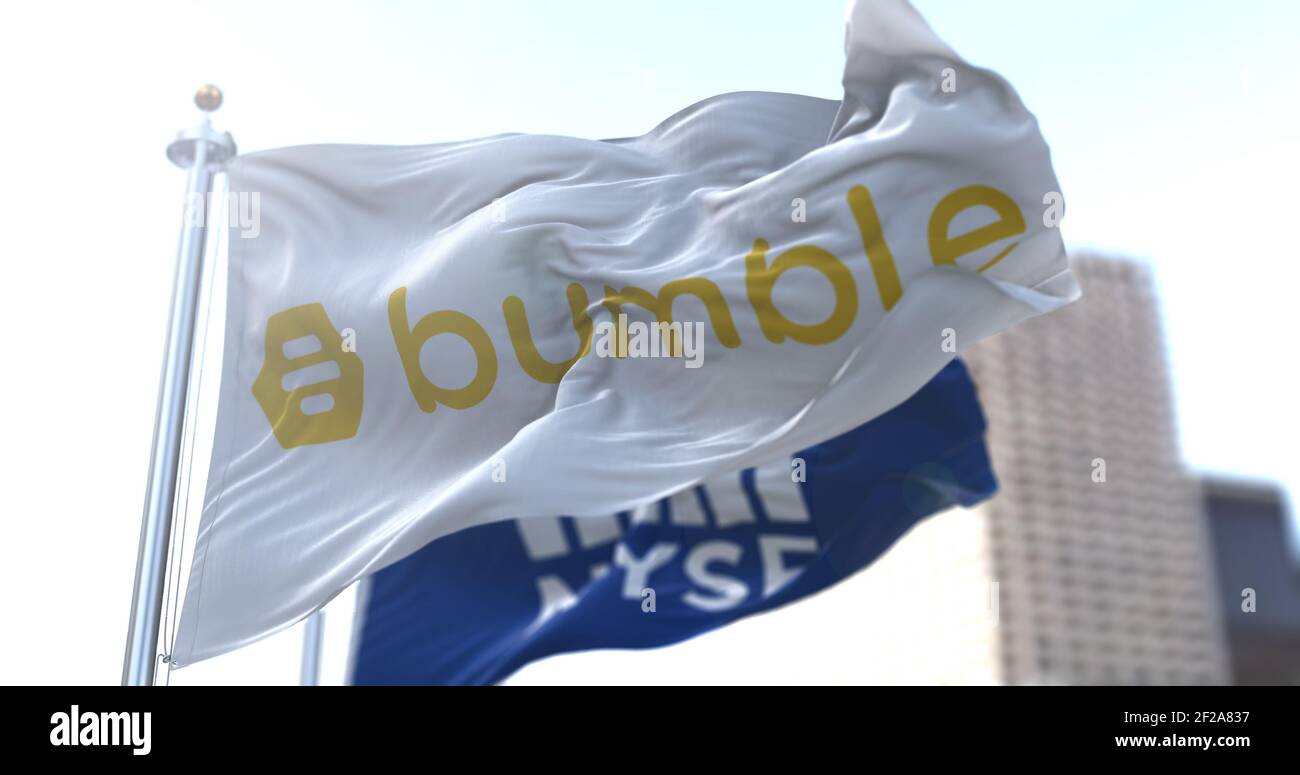 New York, USA, febbraio 11 2021: La bandiera di Bumble dating app che batte nel vento con la bandiera NYSE. Il 2021 febbraio le azioni di Bumble sono saliti alle stelle Foto Stock