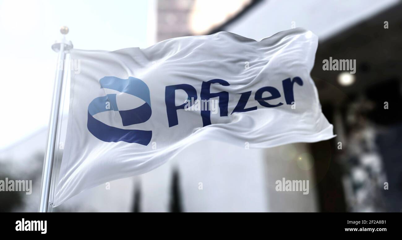 Roma, Italia, 26 gennaio 2021: Bandiera bianca con il nuovo logo Pfizer che sventola nel vento. Pfizer è un'azienda farmaceutica americana che ha prodotto Foto Stock