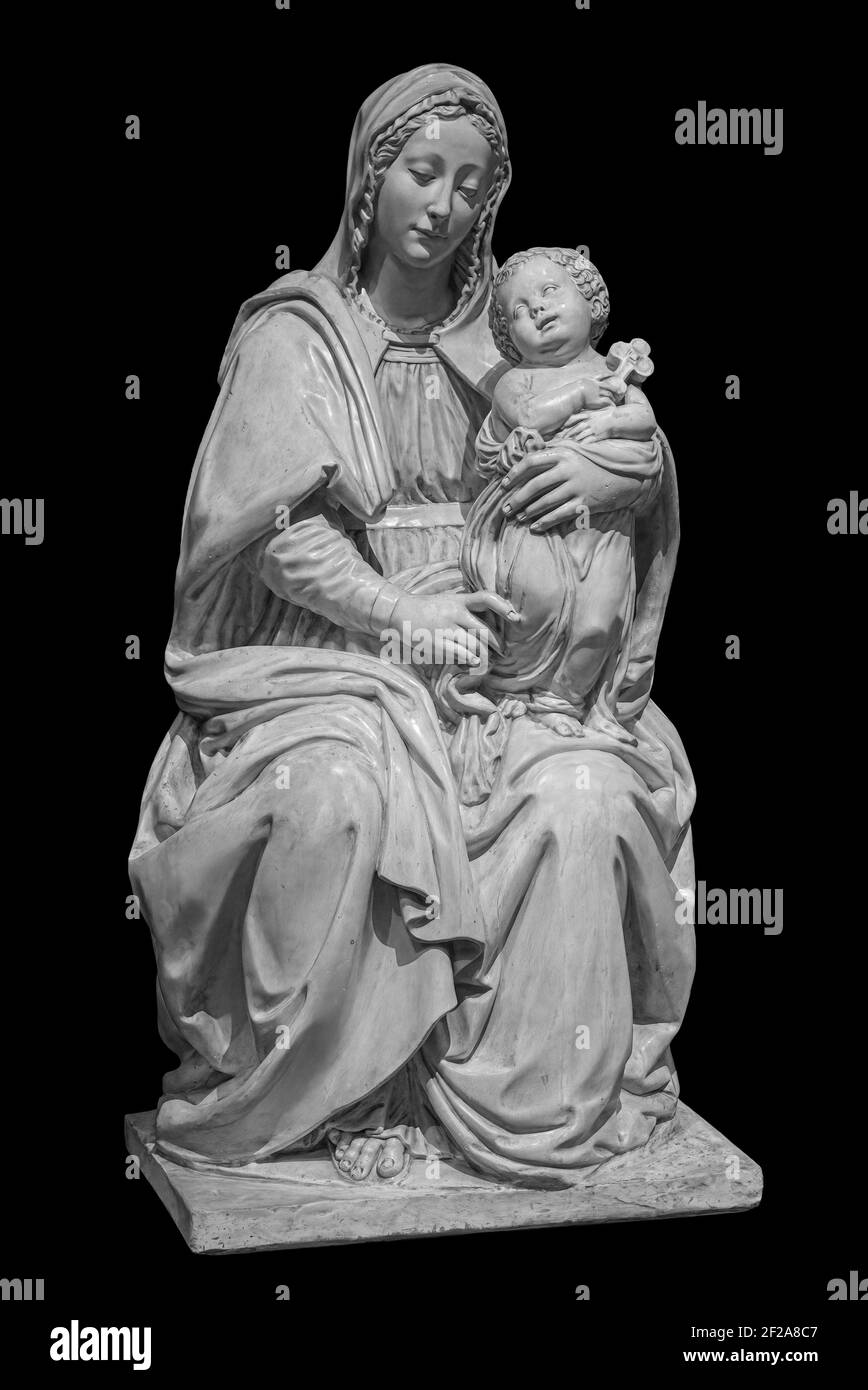 Statua della Vergine Maria che porta il bambino Gesù isolato su sfondo nero. Madre di dio scultura, arte cristiana classica Foto Stock