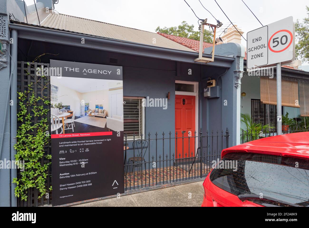 Una piccola casa semi-indipendente stile Federation singola piano con un cartello Immobiliare in vendita fuori, a Newtown, nuovo Galles del Sud, Australia Foto Stock