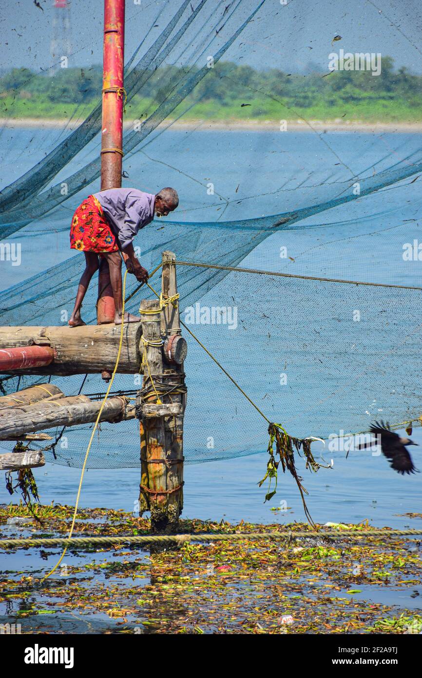 Pescatori indiani, reti da pesca cinesi, Kochi, Cochin, Kerala, India Foto Stock