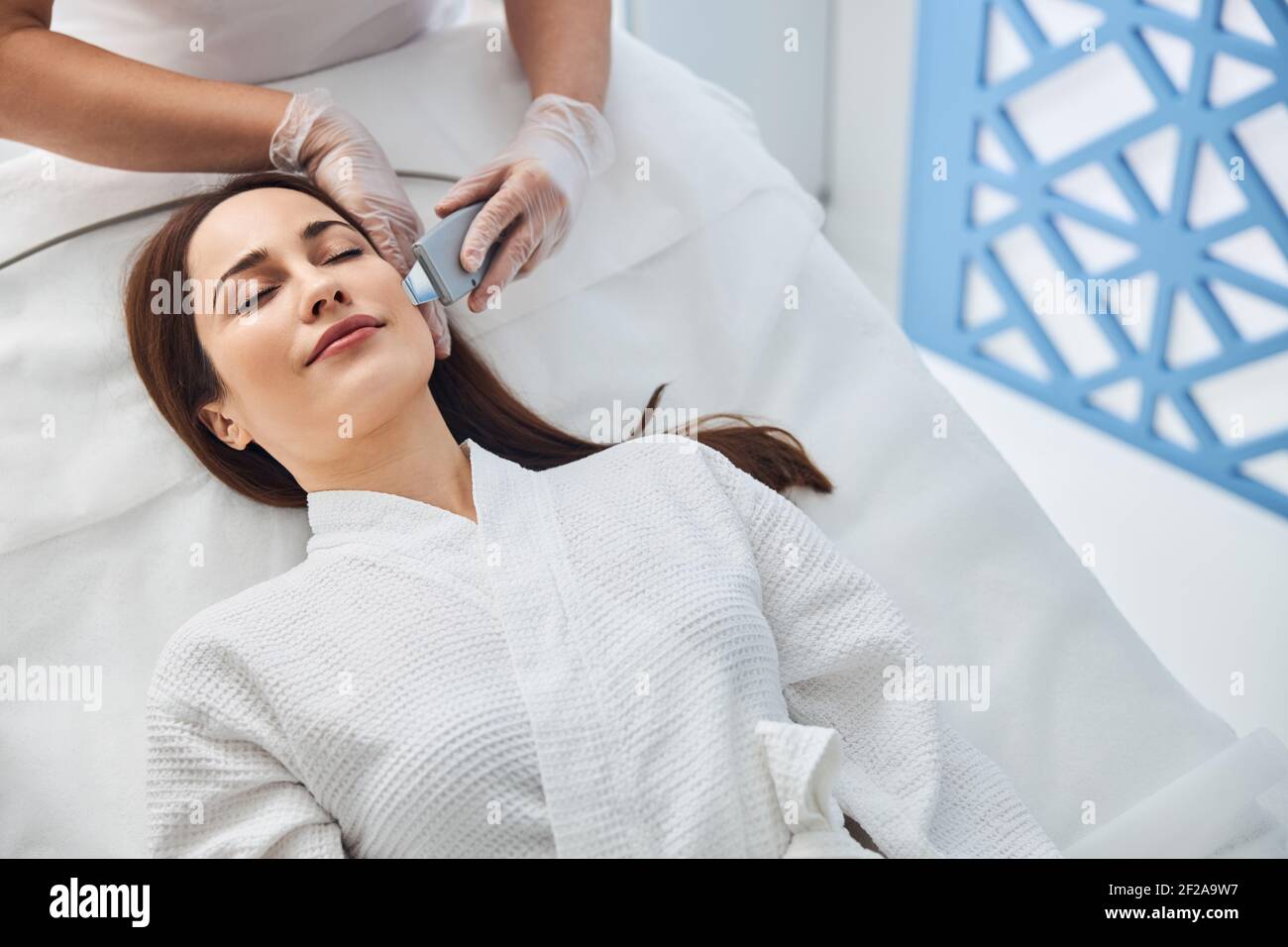 Donna attraente che riceve un trattamento viso al centro benessere Foto Stock