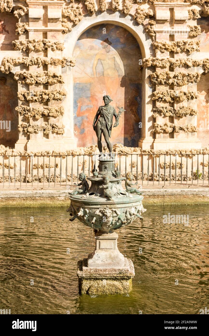 Una statua in bronzo ornata su una fontana di pietra nell'Alcazar di Siviglia, o Palazzo Alcazar di Siviglia, Spagna Foto Stock