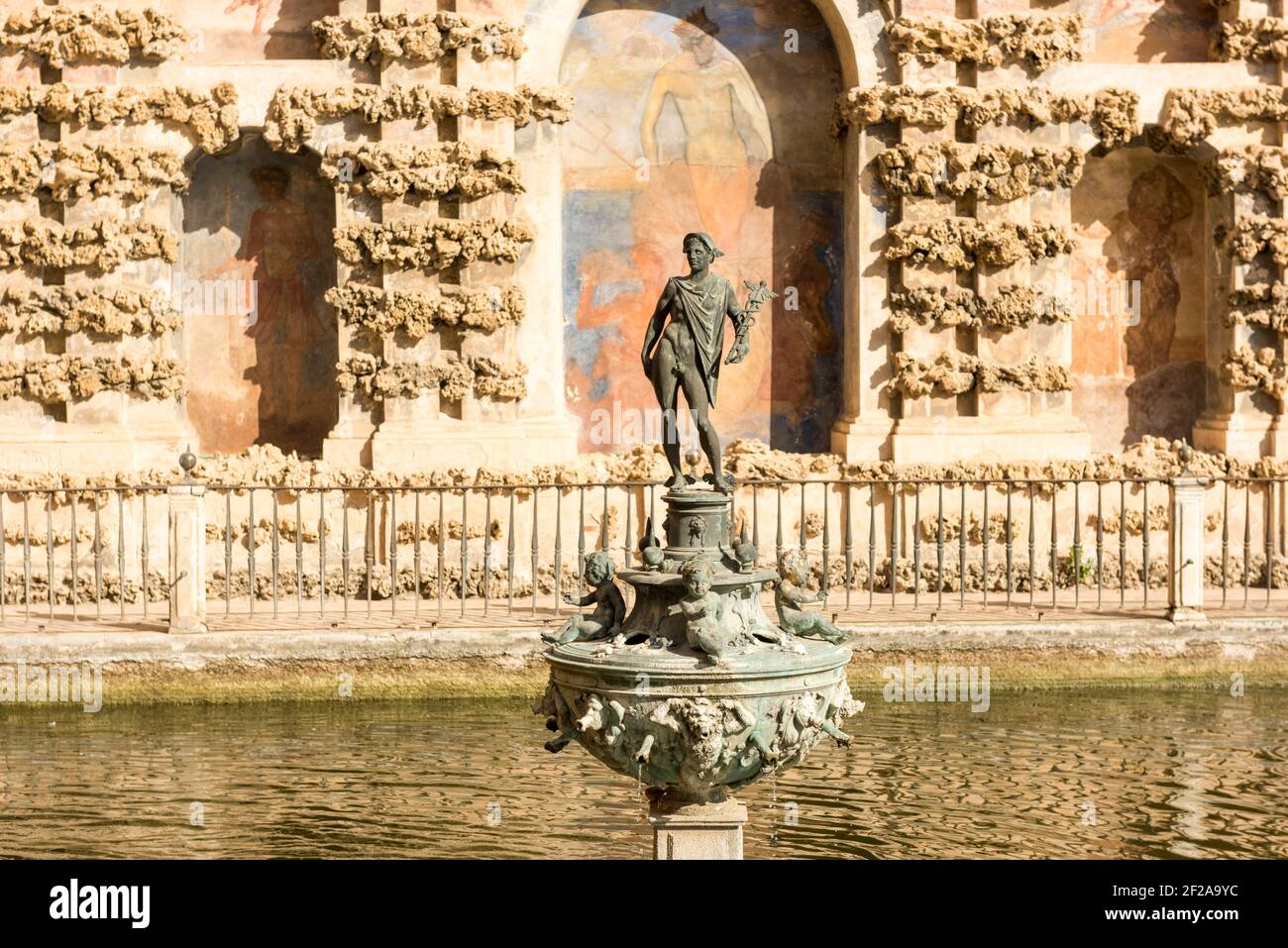 Una statua in bronzo ornata su una fontana di pietra nell'Alcazar di Siviglia, o Palazzo Alcazar di Siviglia, Spagna Foto Stock