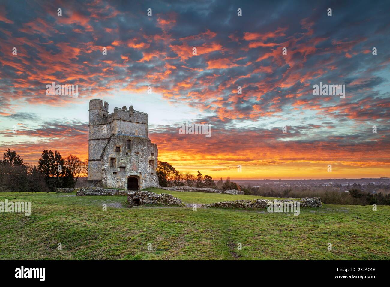 Donnington Castle all'alba con vista sulla città di Newbury, Newbury, Berkshire, Inghilterra, Regno Unito, Europa Foto Stock