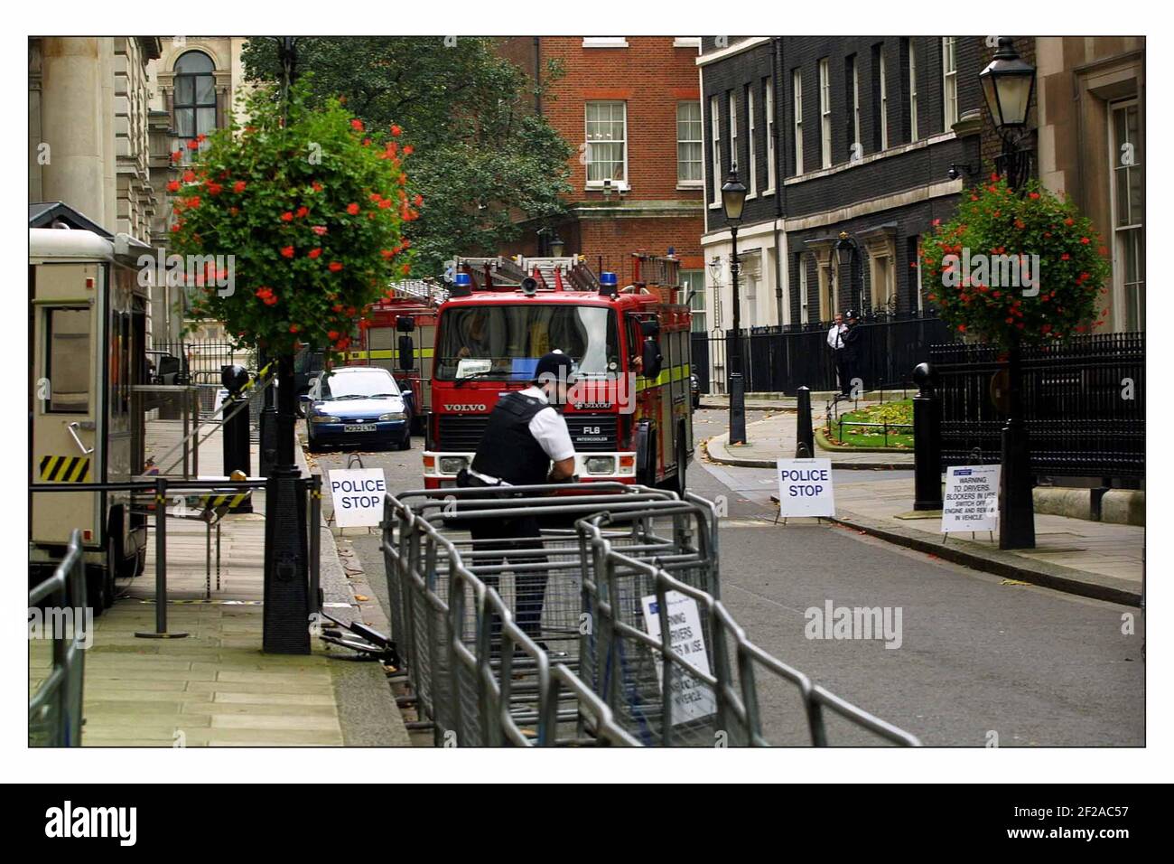 Servizi antincendio a Downing st durante una giornata di alta attività per i servizi di emergenza, con una serie di avvisi Anthrax a Londra.pic David Sandison 19/10/2001 Foto Stock