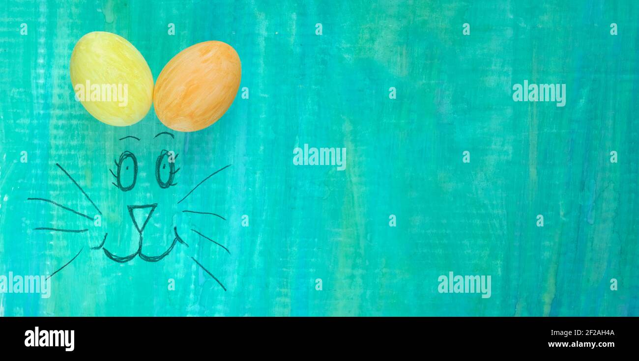 decorazione di pasqua con le uova di pasqua dipinte a mano, e coniglietto di pasqua, easte rmock su modello o sfondo, opere d'arte immaginaria, spazio libero di copia Foto Stock