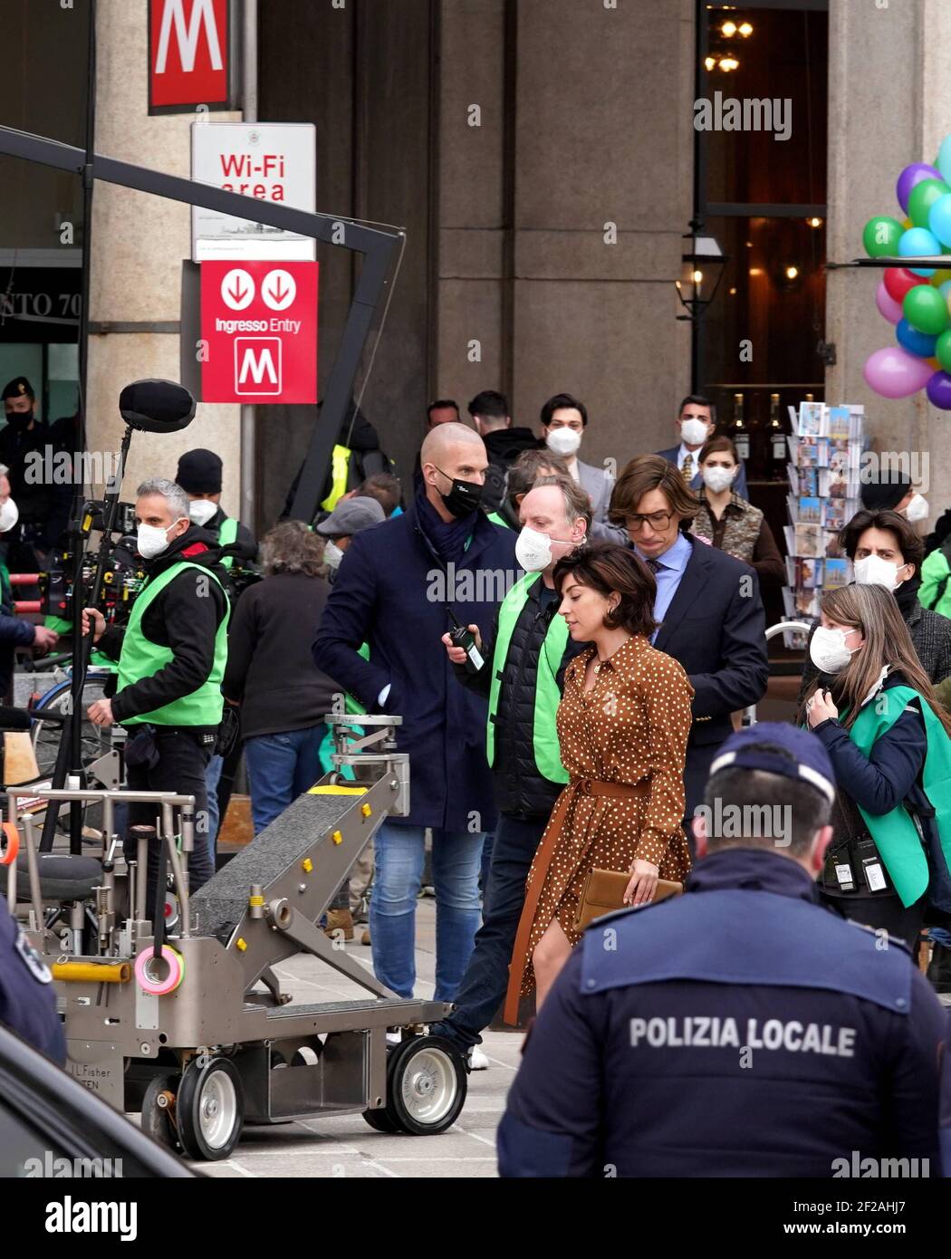 Milano, Italia. 11 Marzo 2021. Milano - la città ambientato per la 'Casa di Gucci' di Ridley Scott su Maurizio Gucci e Patrizia Reggiani. Con gli interpreti Lady Gaga e Adam driver. Nella foto i protagonisti di Piazza Duomo (Milano - 2021-03-11, Duilio Piaggesi) p.s. la foto e' utilizzabile nel messaggio del contenuto in cui e' stata attaccata, e senza intenzione di diffondatorio del decoro delle persone rappresentate Credit: Independent Photo Agency/Alamy Live News Foto Stock