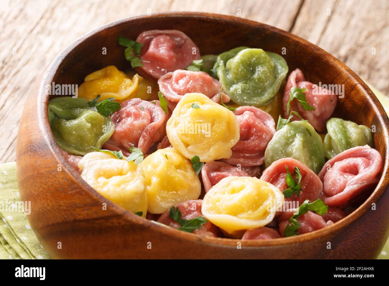 Deliziosi gnocchi organici realizzati con impasto colorato da vicino in una ciotola sul tavolo. Orizzontale Foto Stock