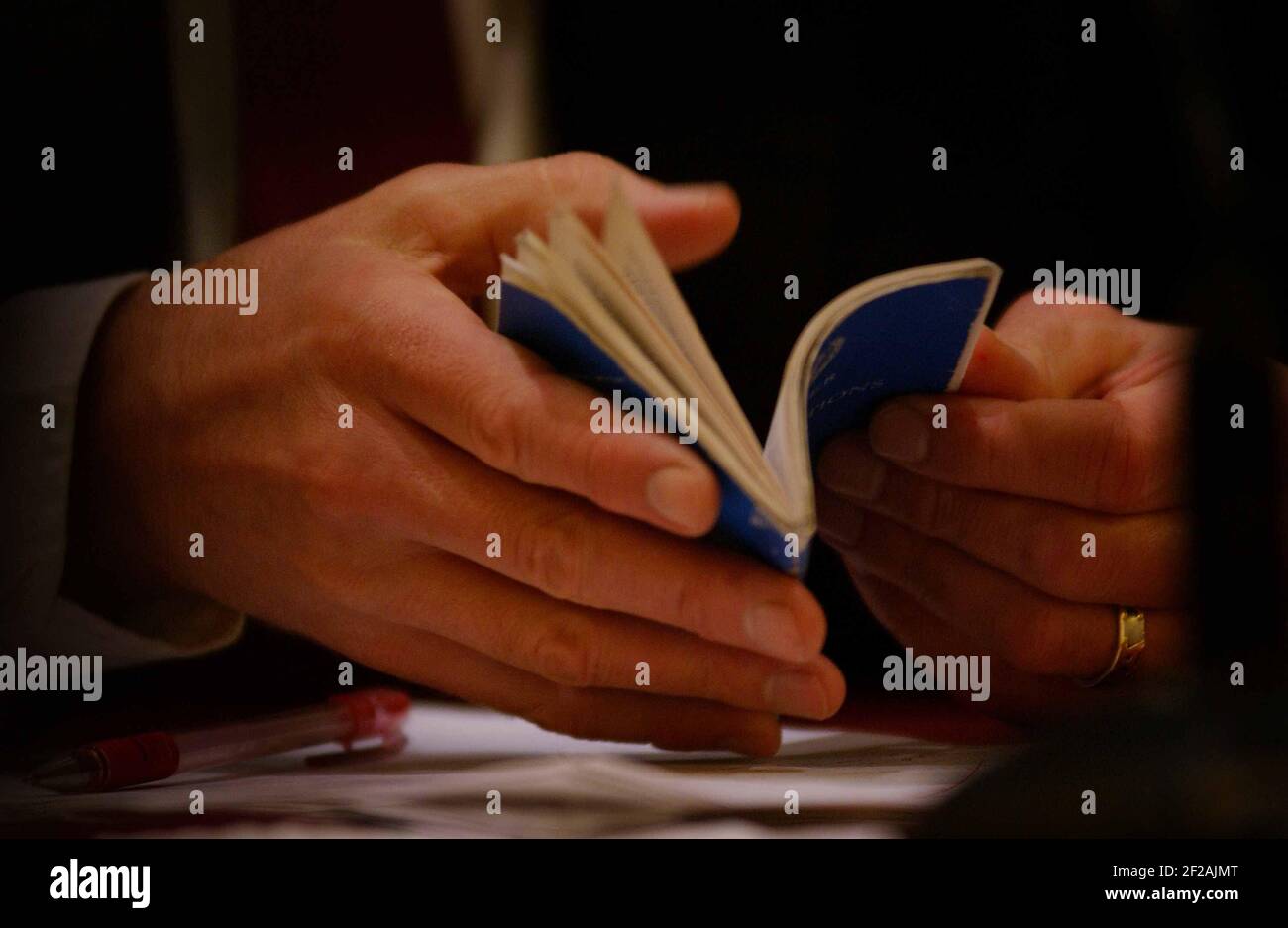 JACK PAGLIA CHE PARLA AL IISS, POLLICI ATTRAVERSO LA CARTA DELLE NAZIONI UNITE BOOKLET.11/2/03 PILSTON Foto Stock