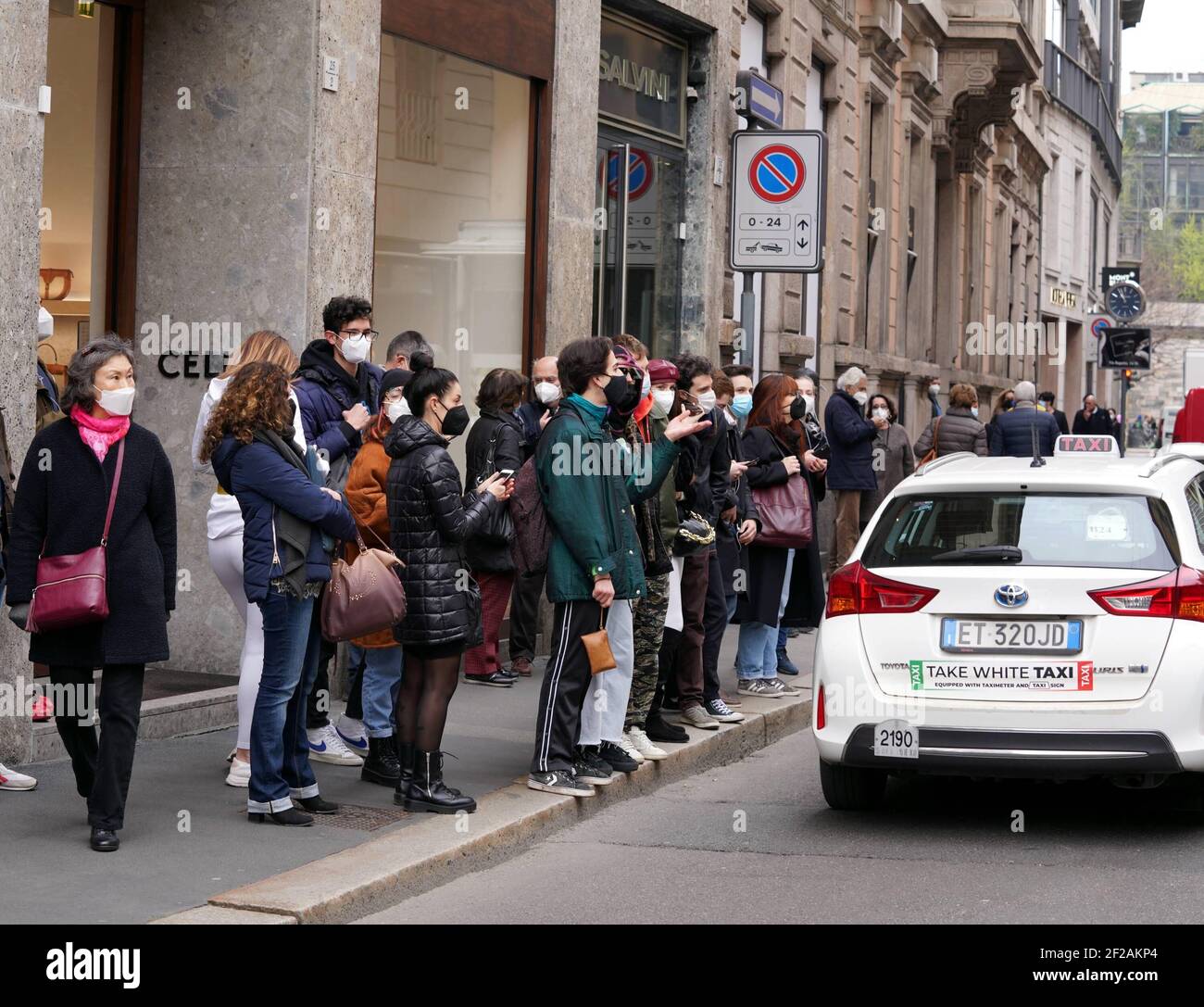 Milano, Italia. 11 Marzo 2021. Milano - la città di Ridley Scott sulla 'Casa di Gucci' di Maurizio Gucci e Patrizia Reggiani. Con gli interpreti Lady Gaga e Adam driver. Nella foto via Montenapoleone, spettatori e fan (Milano - 2021-03-11, Duilio Piaggesi) p.s. la foto e' utilizzabile nel messaggio del contenuto in cui e' stata attaccata, e senza intenzione di diffondatorio del decoro delle persone rappresentate Credit: Independent Photo Agency/Alamy Live News Foto Stock