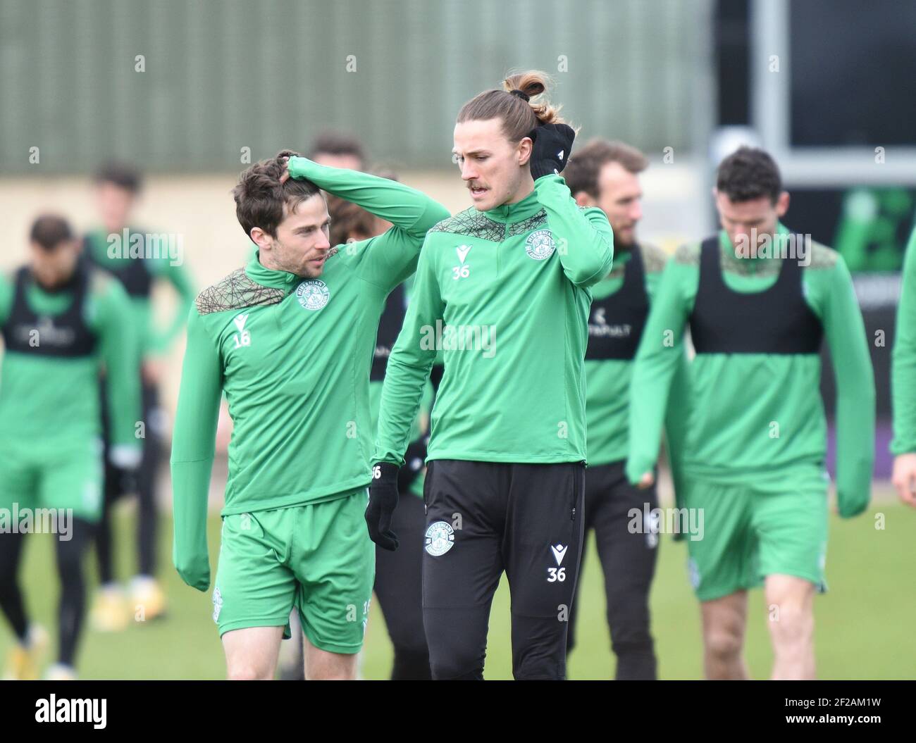 Tranent, Ormiston, East Lothian.Scotland. UK .11 Marzo 21 L/r Hibernian Lewis Stevenson & Jackson Irvine sessione di allenamento per la partita di premiership scozzese contro Ross County Credit: eric mcowat/Alamy Live News Foto Stock