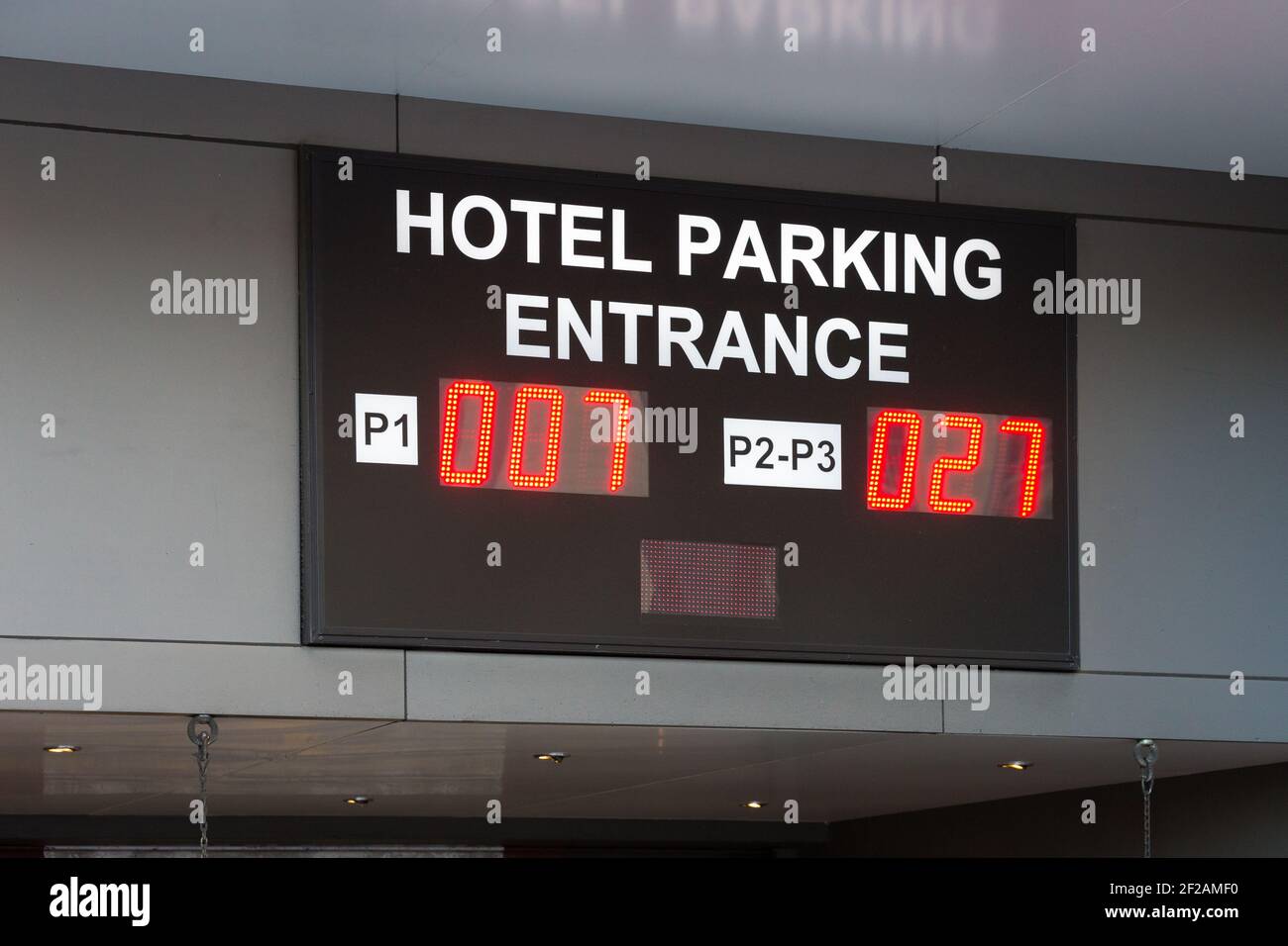 Cartello d'ingresso del parcheggio dell'hotel su un edificio che indica la disponibilità di concetto di parcheggio con tecnologia elettronica o digitale Foto Stock