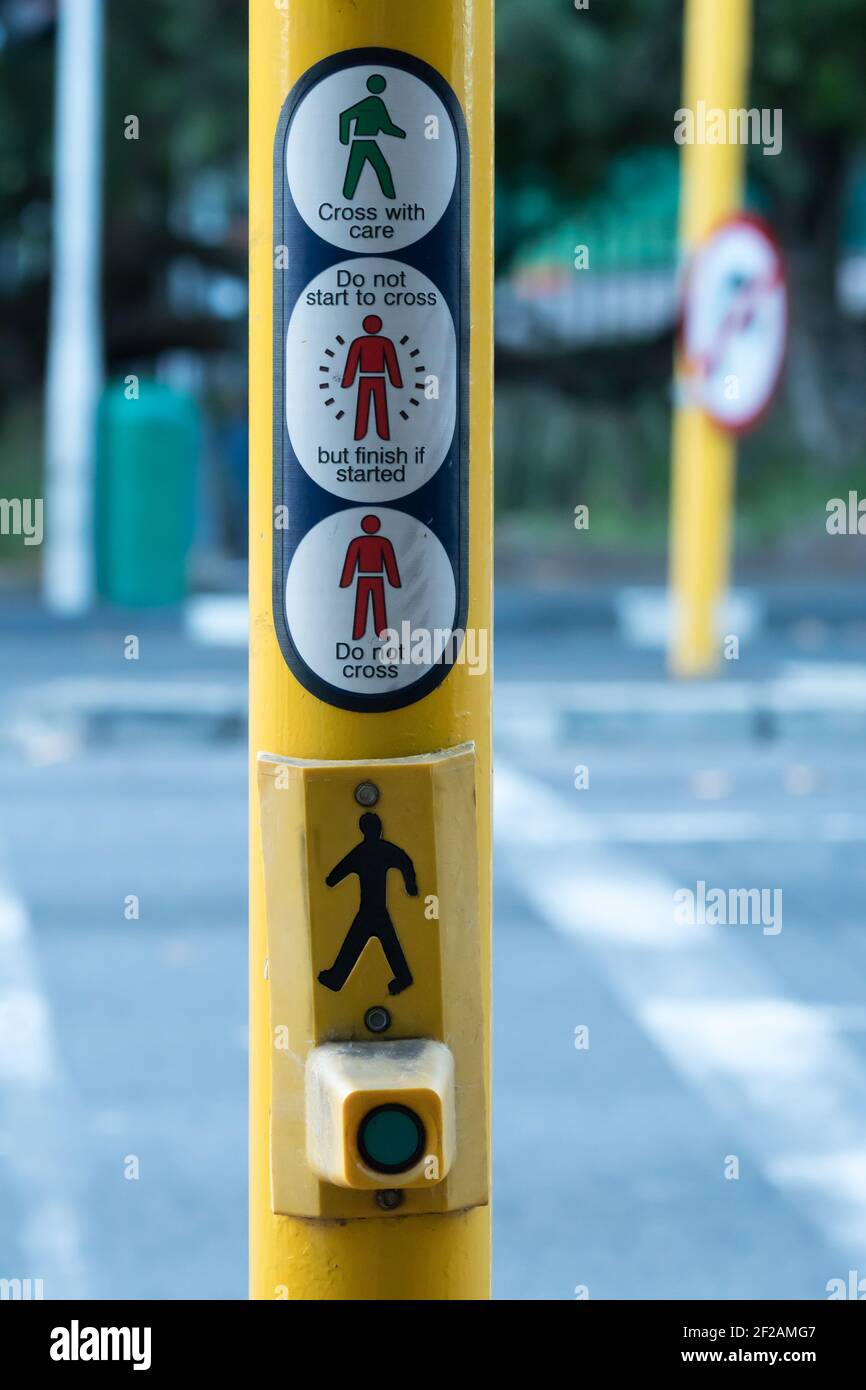 palo luminoso giallo con simboli e cartelli per la sicurezza attraversamento di strade per pedoni concetto di sicurezza stradale Foto Stock