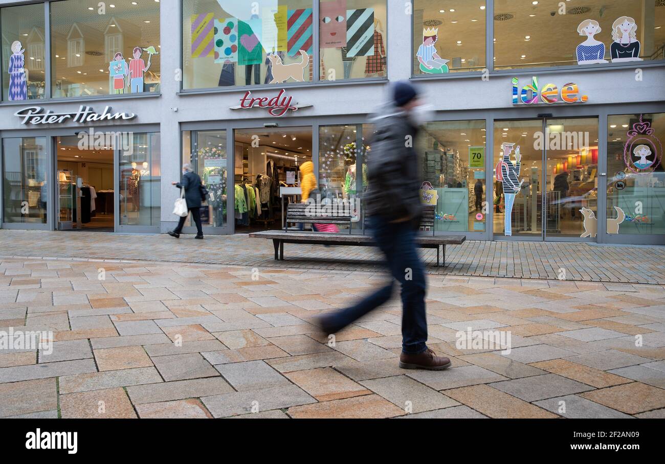 Bielefeld, Germania. 11 Marzo 2021. Passers-by a piedi attraverso la zona pedonale dove alcuni negozi sono aperti. Diversi comuni NRW con basso numero di Corona stanno approfittando di relax locali nel commercio e la cultura e offrendo spree per lo shopping senza registrazione. Credit: Friso Gentsch/dpa/Alamy Live News Foto Stock