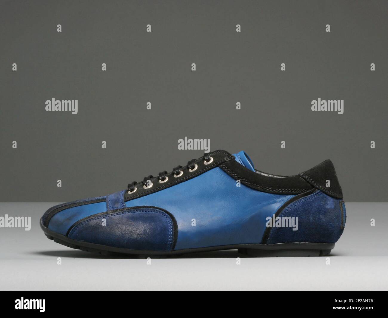 Sneaker elegante ed elegante scarpa sportiva per uomo isolato. Riprese in  studio di Steel LIFE Foto stock - Alamy