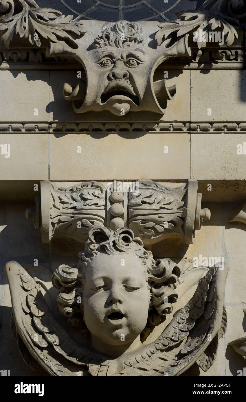 Londra, Inghilterra, Regno Unito. Cattedrale di San Paolo. Faccia grottesca e cherubino sulla facciata occidentale Foto Stock