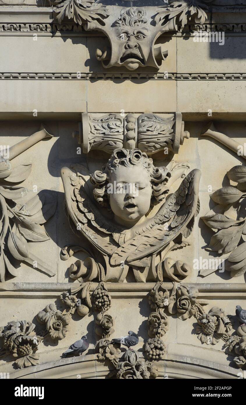 Londra, Inghilterra, Regno Unito. Cattedrale di San Paolo. Faccia grottesca e cherubino sulla facciata occidentale Foto Stock