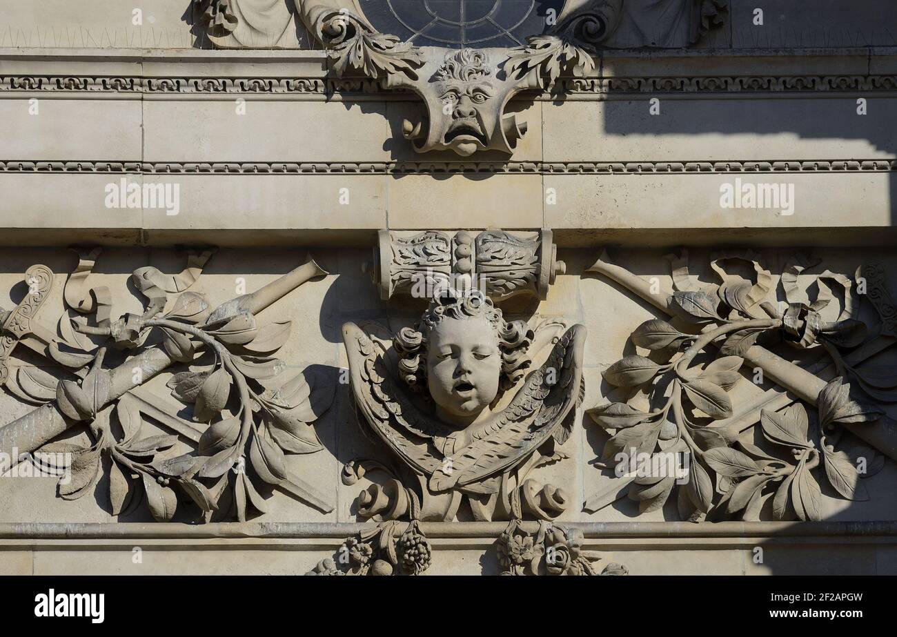 Londra, Inghilterra, Regno Unito. Cattedrale di San Paolo. Faccia grottesca e cherubino sulla facciata occidentale Foto Stock